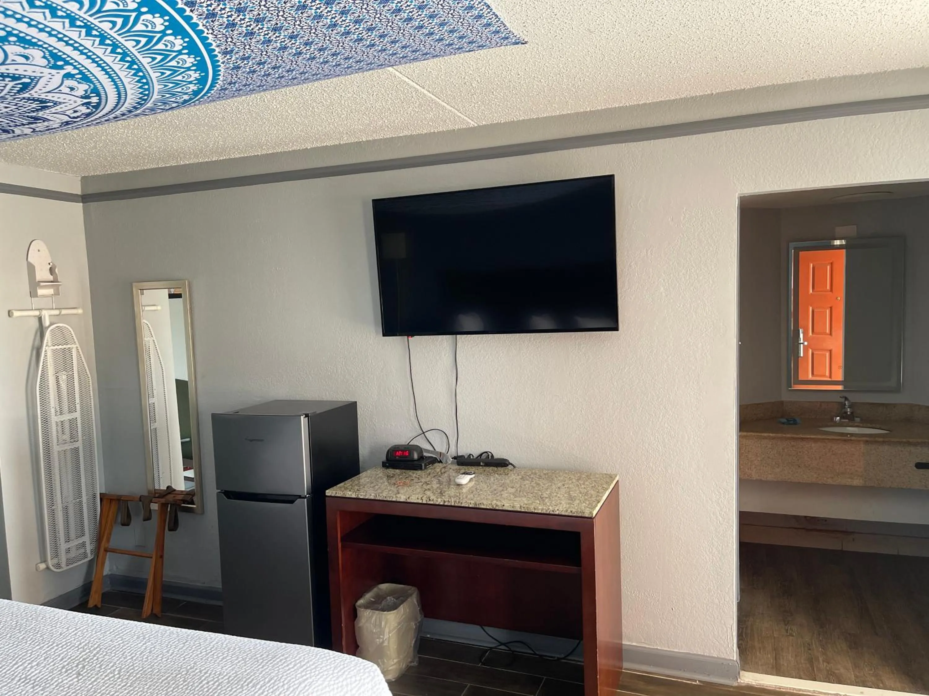 Bed in KINGS INN- Medical Downtown Midtown Memphis