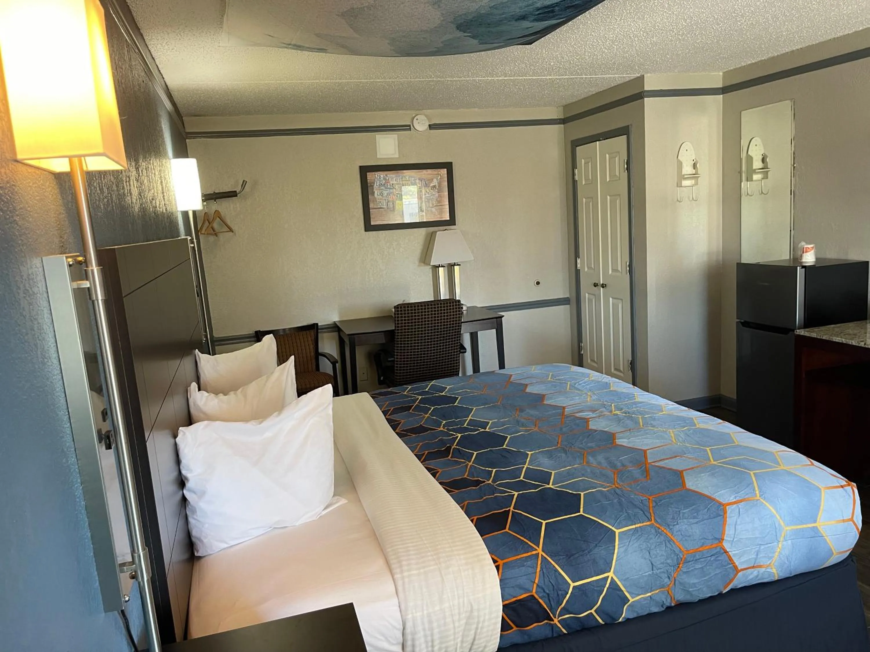 Bed in KINGS INN- Medical Downtown Midtown Memphis