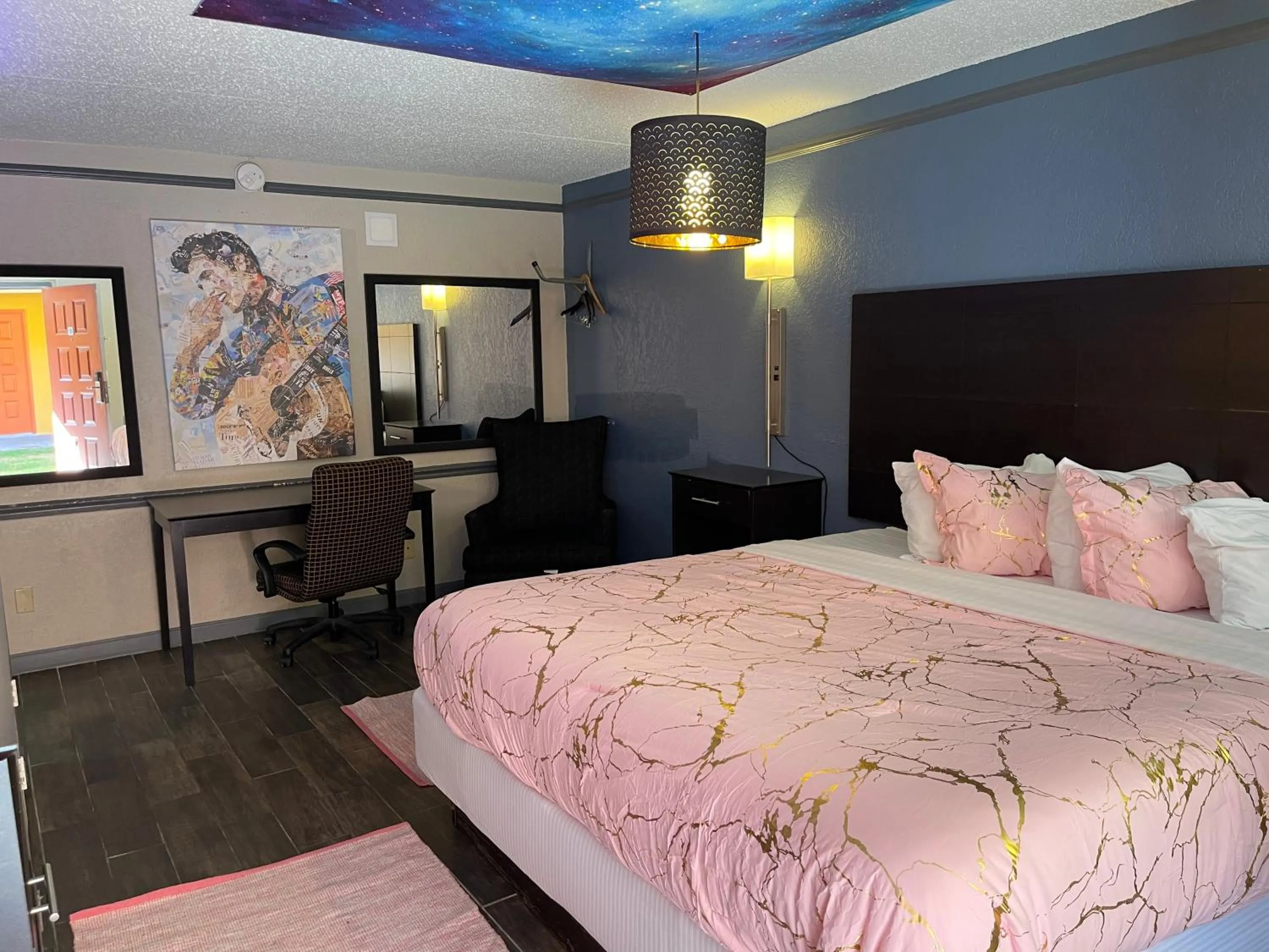 Bed in KINGS INN- Medical Downtown Midtown Memphis