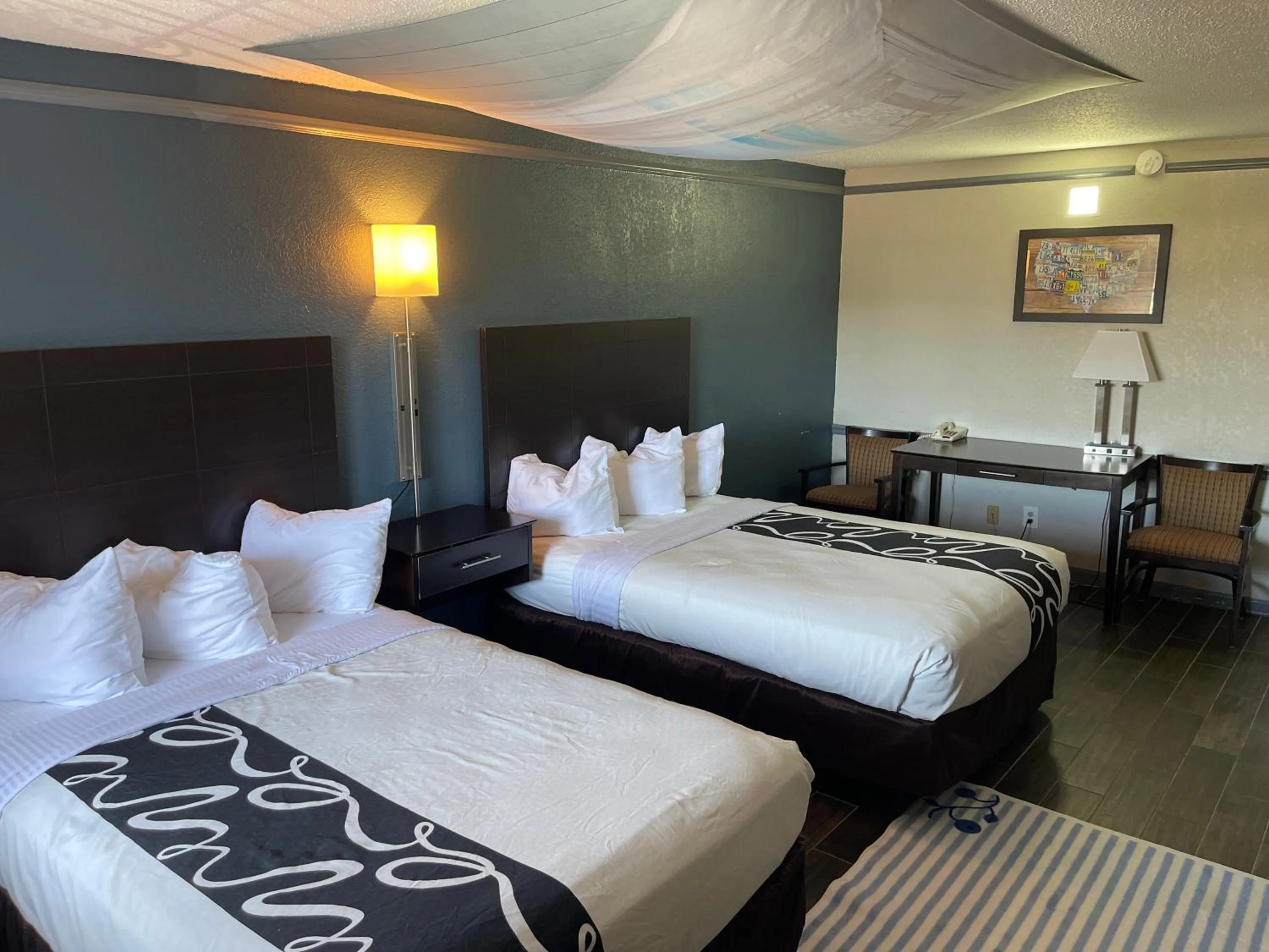 Bed in KINGS INN- Medical Downtown Midtown Memphis