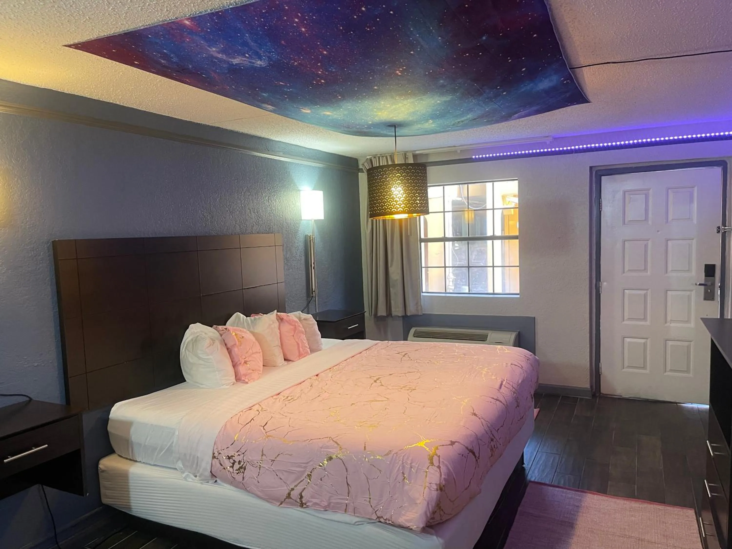 Bed in KINGS INN- Medical Downtown Midtown Memphis