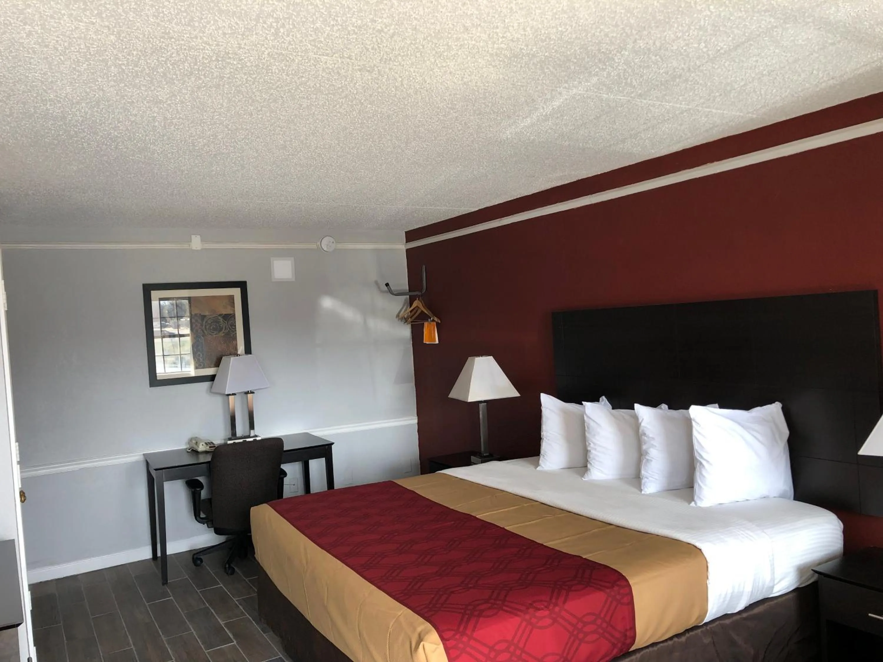 Bed in KINGS INN- Medical Downtown Midtown Memphis