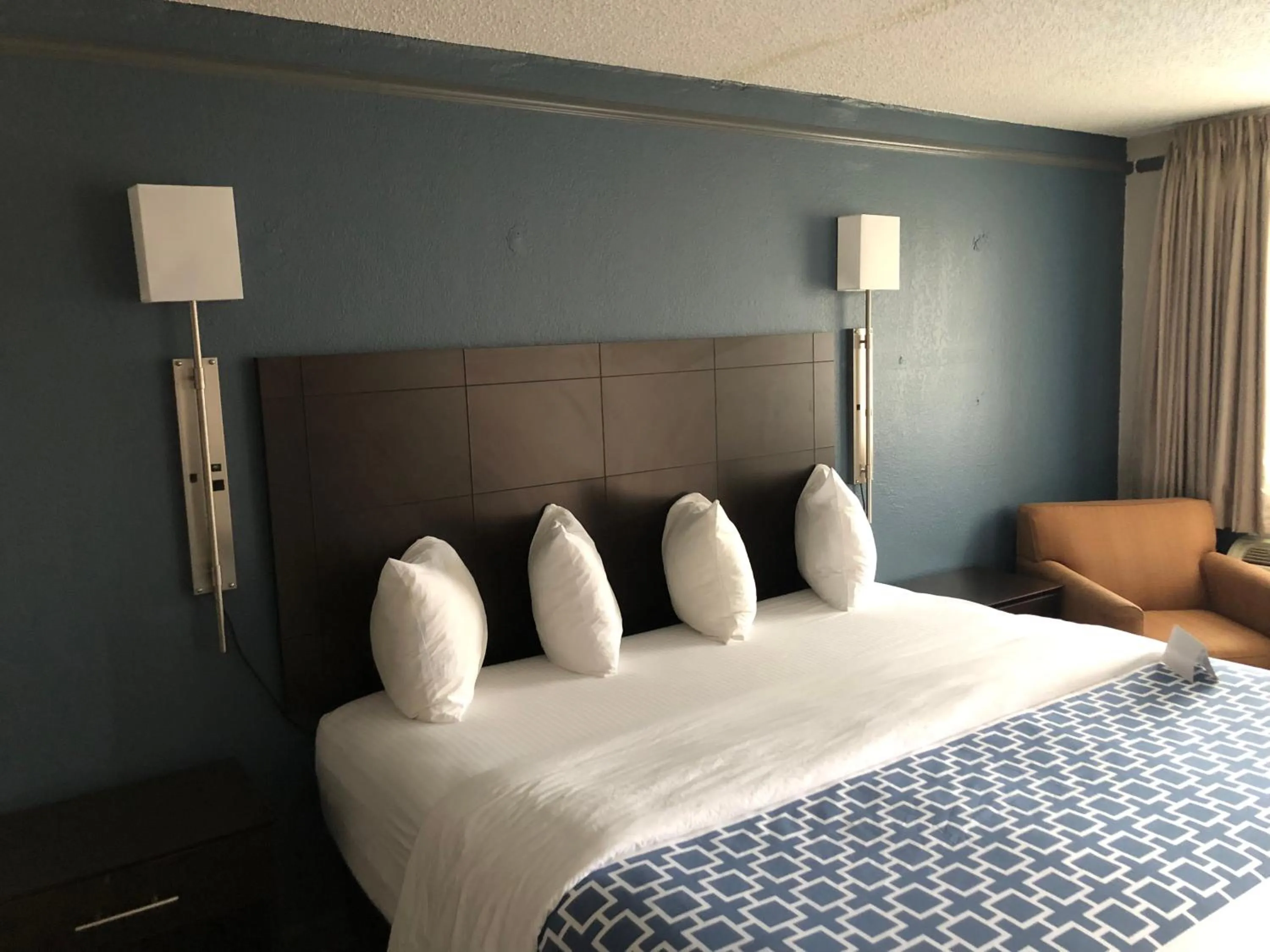 Bed in KINGS INN- Medical Downtown Midtown Memphis