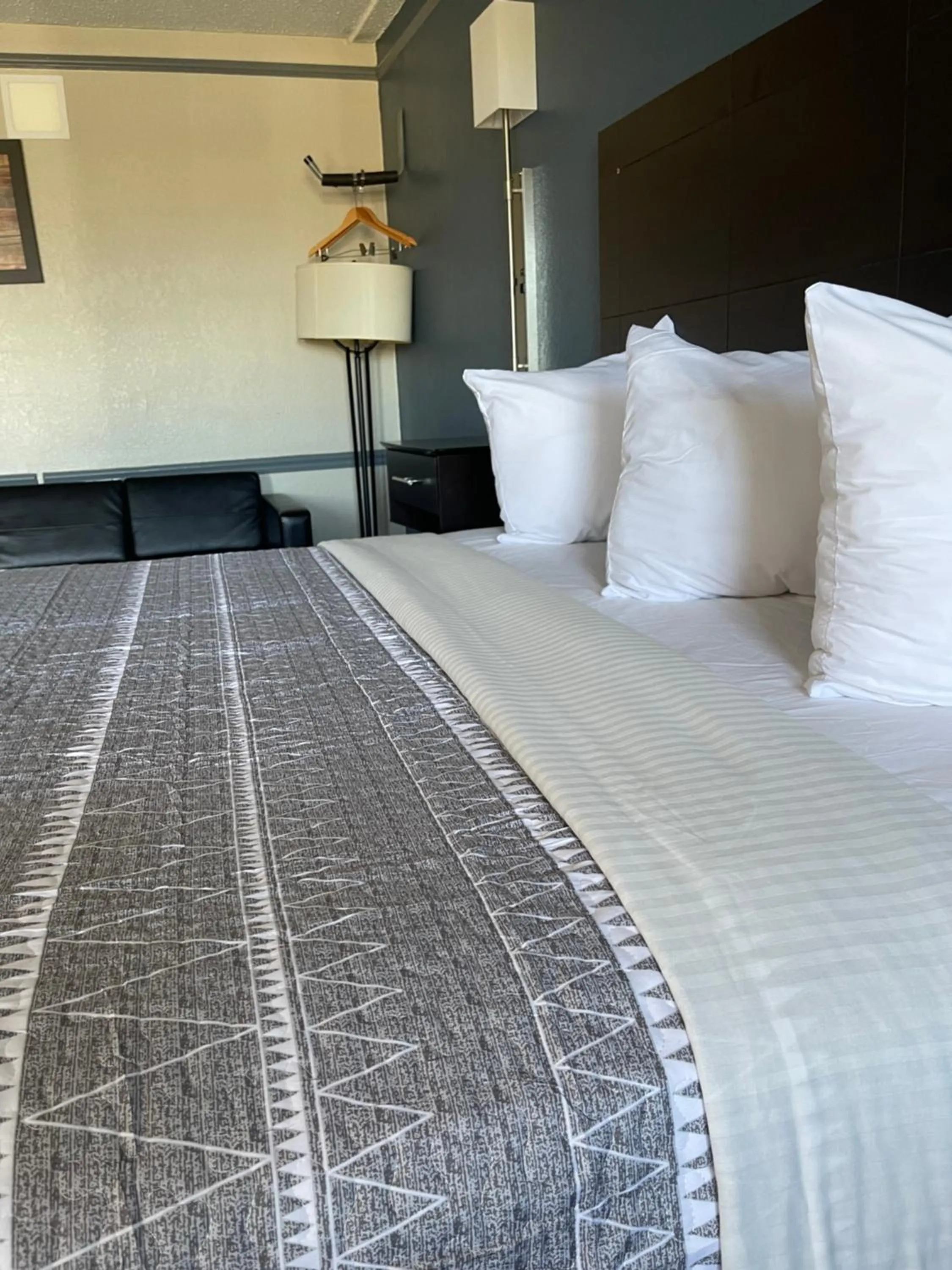 Bed in KINGS INN- Medical Downtown Midtown Memphis