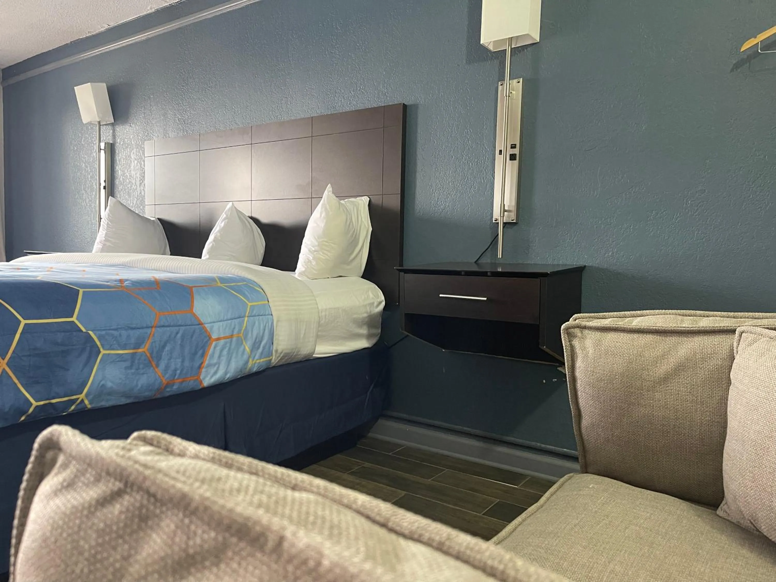 Bed in KINGS INN- Medical Downtown Midtown Memphis