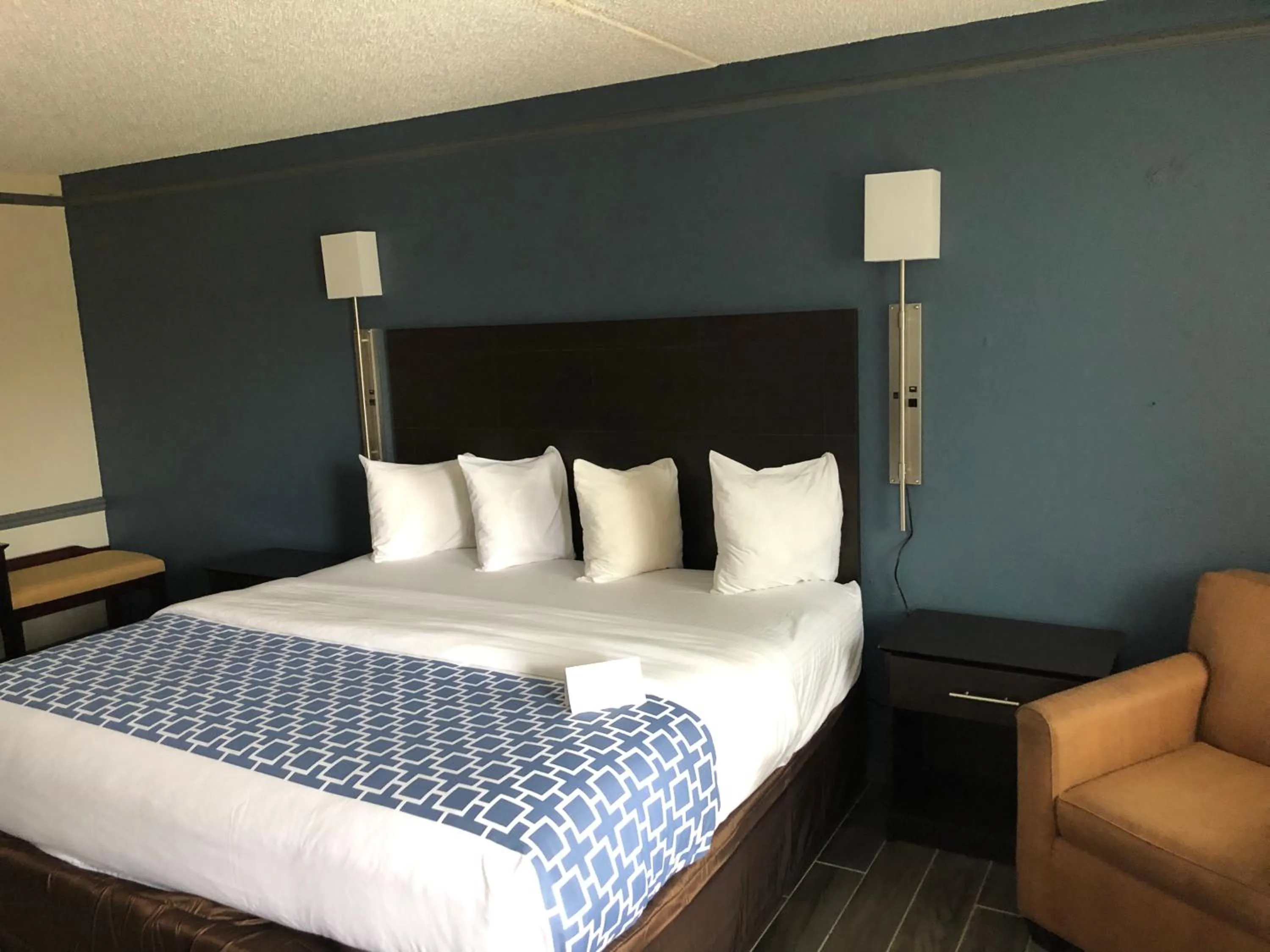 Bed in KINGS INN- Medical Downtown Midtown Memphis