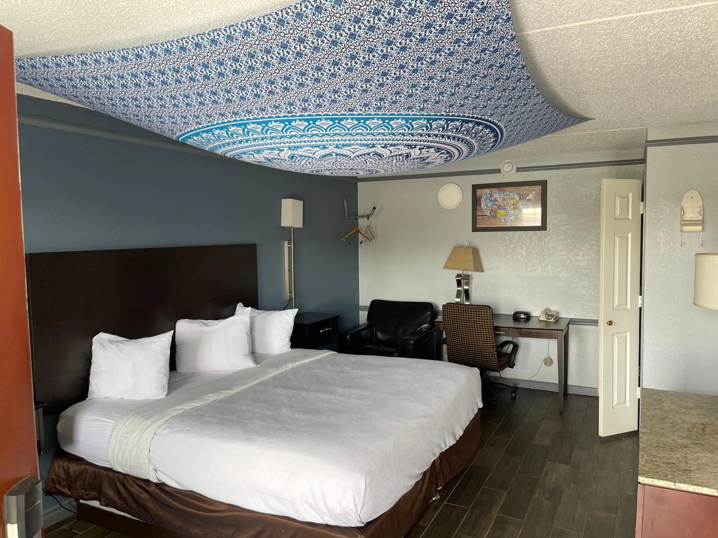 Bed in KINGS INN- Medical Downtown Midtown Memphis