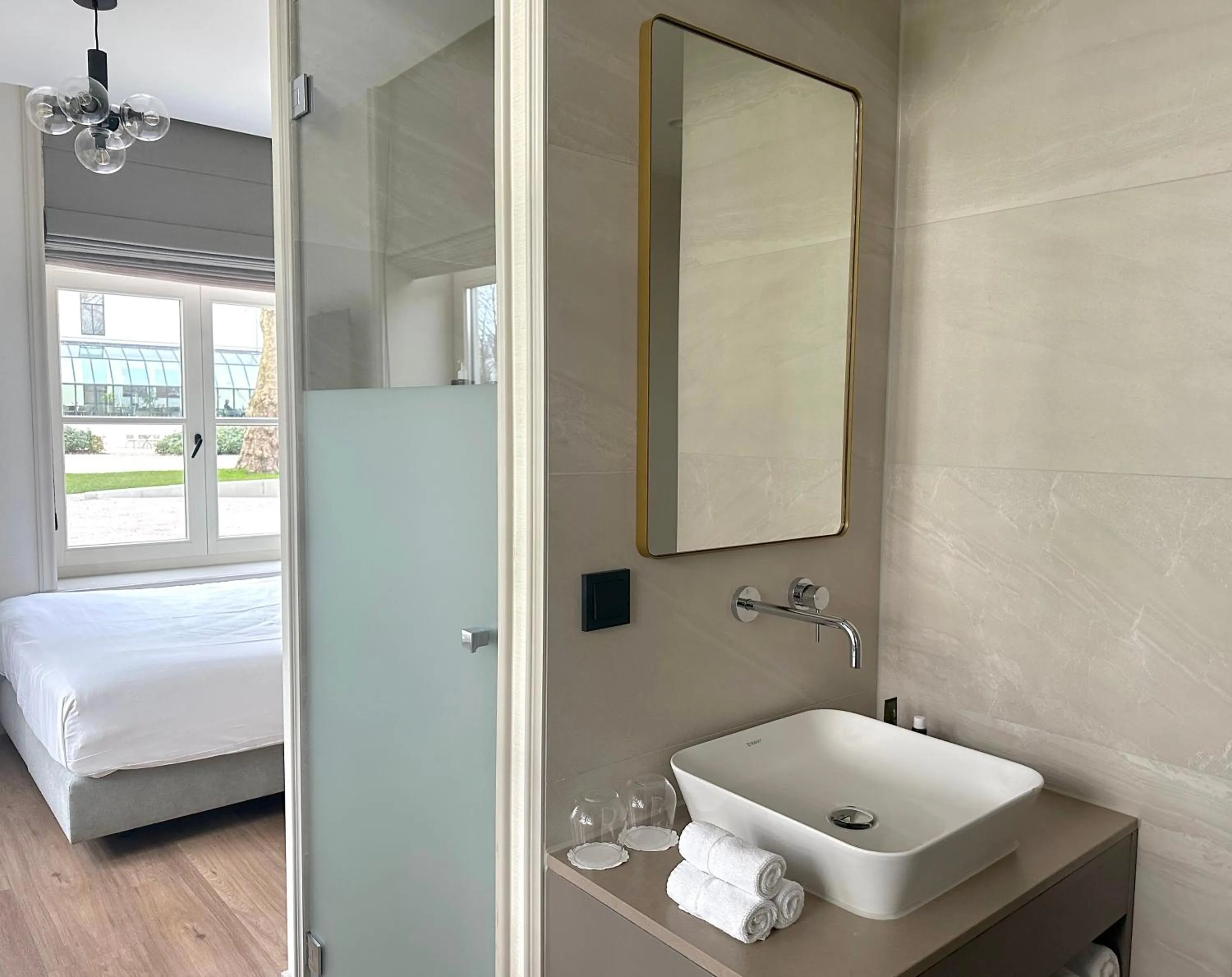 Bathroom, Bed in Hotel Flora Batava