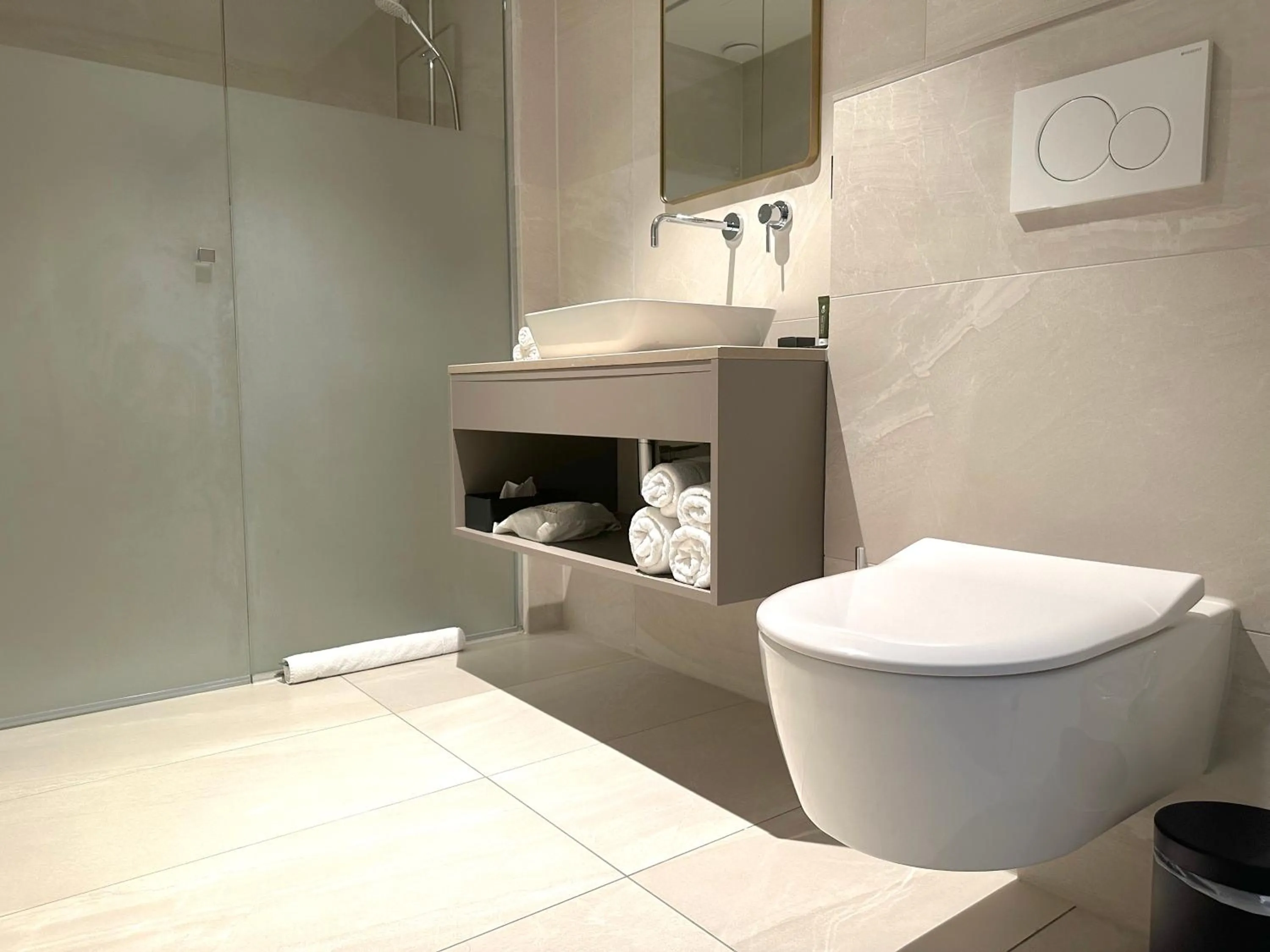 Shower in Hotel Flora Batava