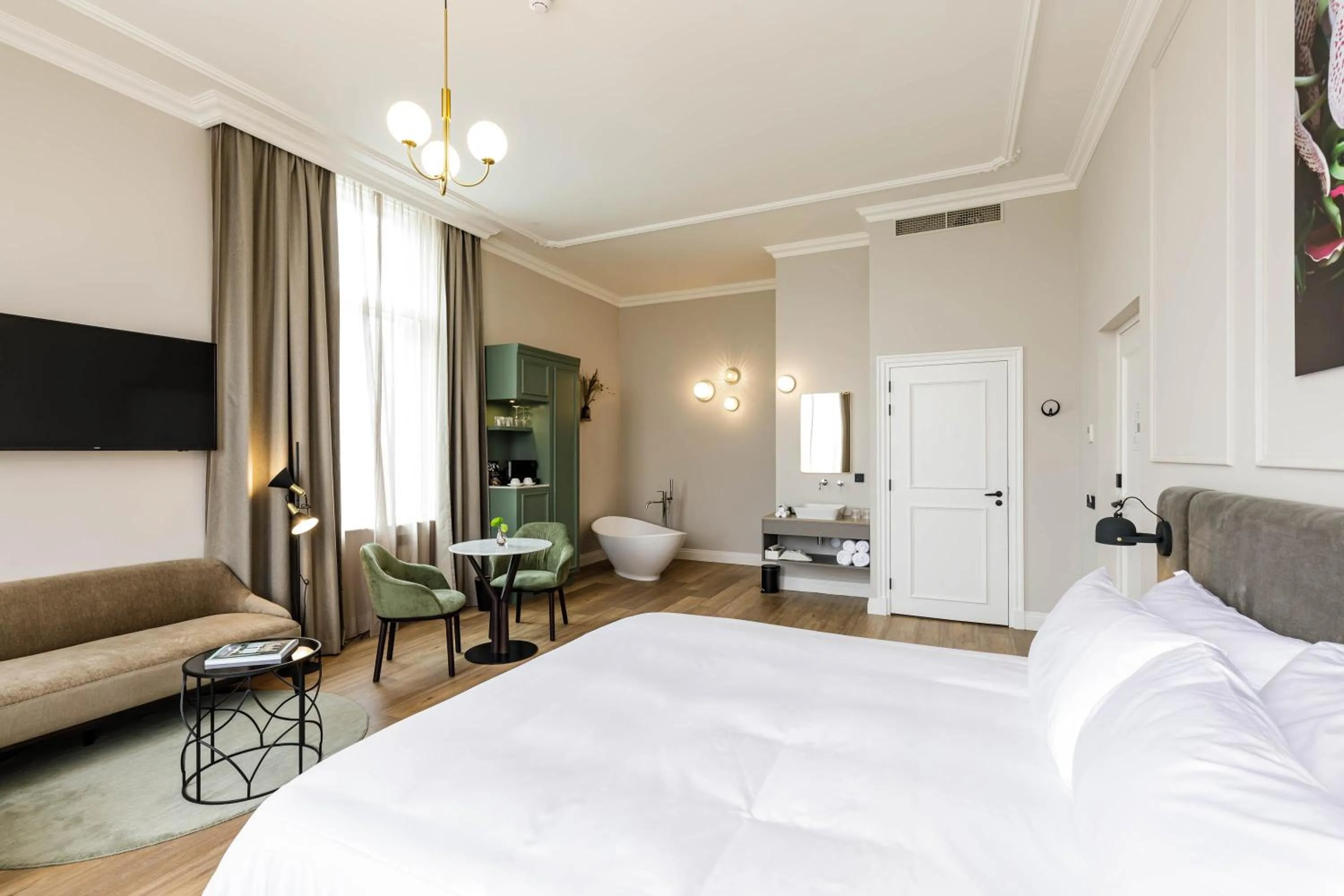 Bathroom, Bed in Hotel Flora Batava