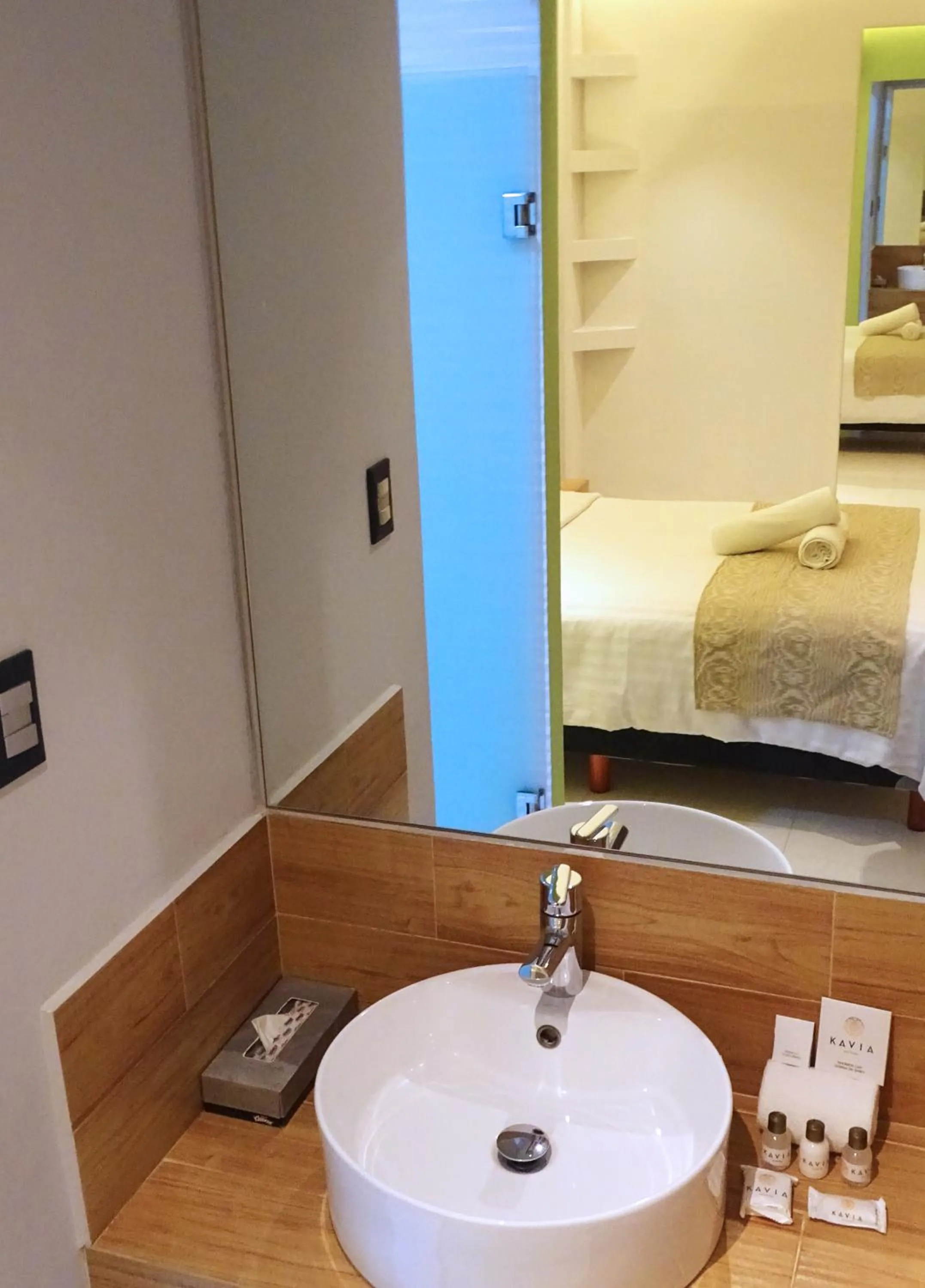 Bathroom, Bed in Hotel Kavia Plus