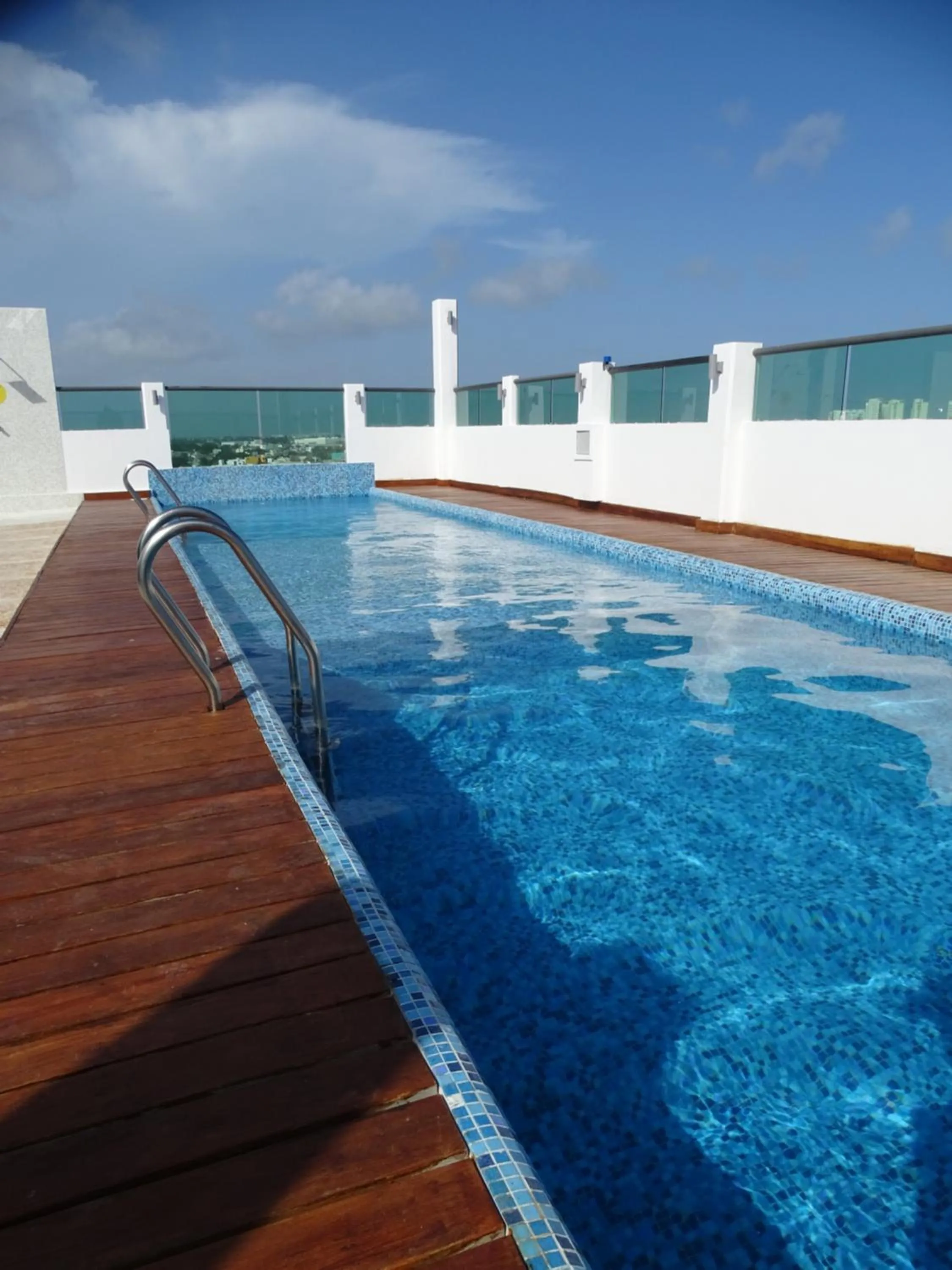 Swimming pool in Hotel Kavia Plus