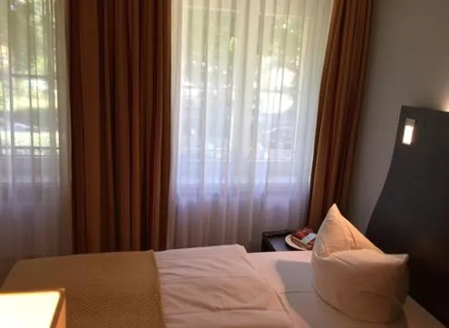 Photo of the whole room, Bed in DämeritzSeehotel