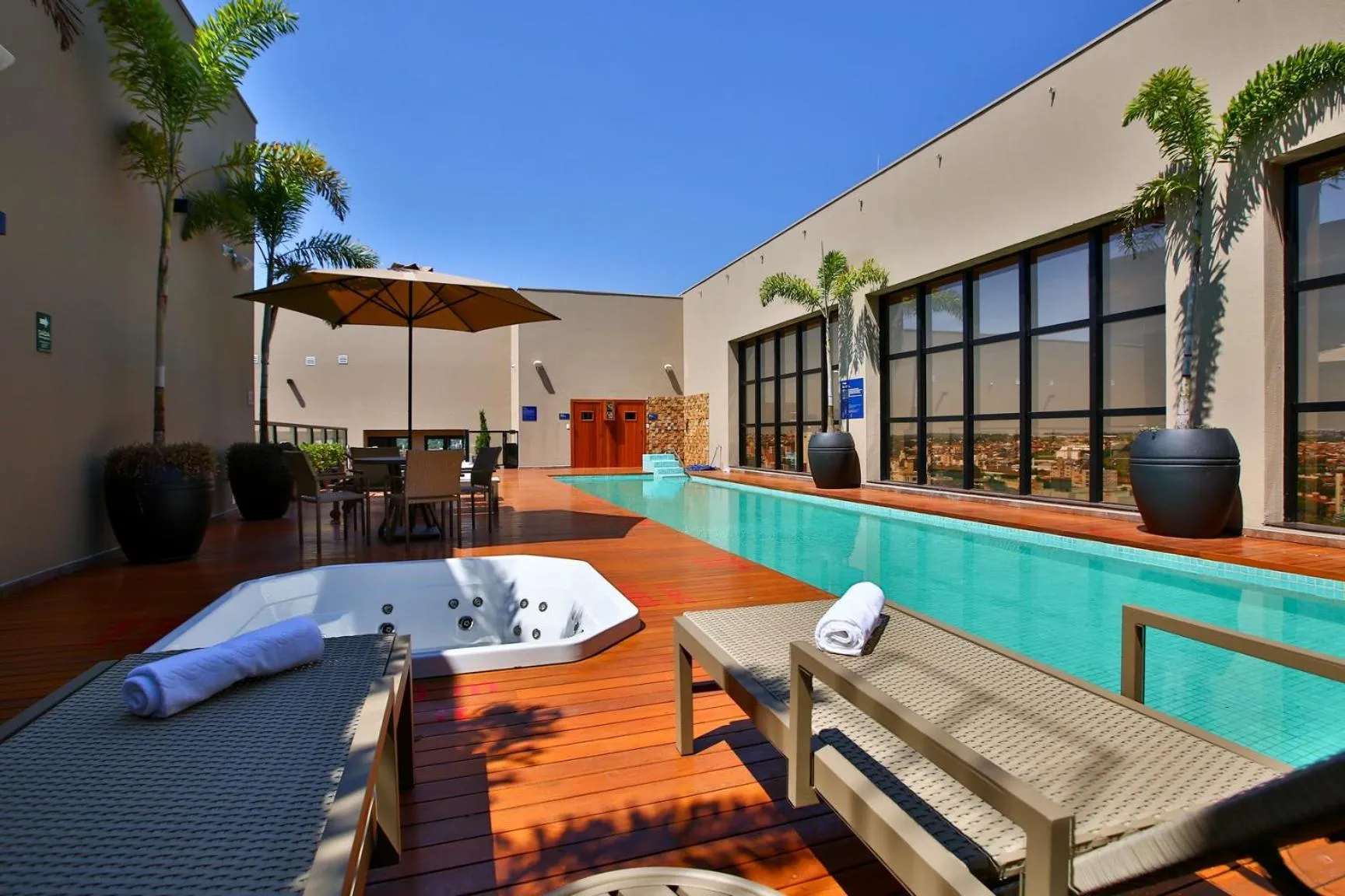 Swimming pool in Comfort Suites São José do Rio Preto