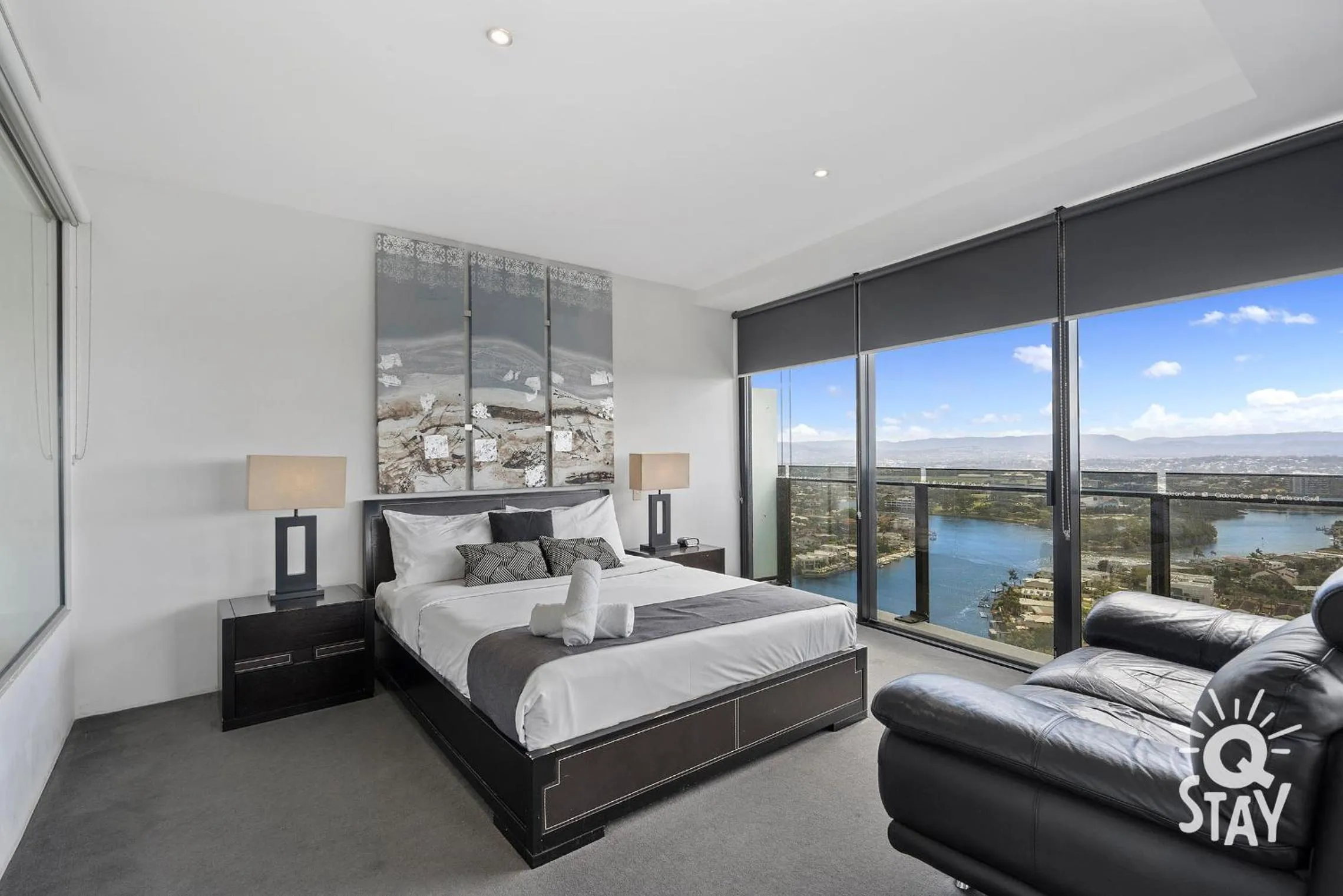 Bedroom, Bed in Circle on Cavill - QStay