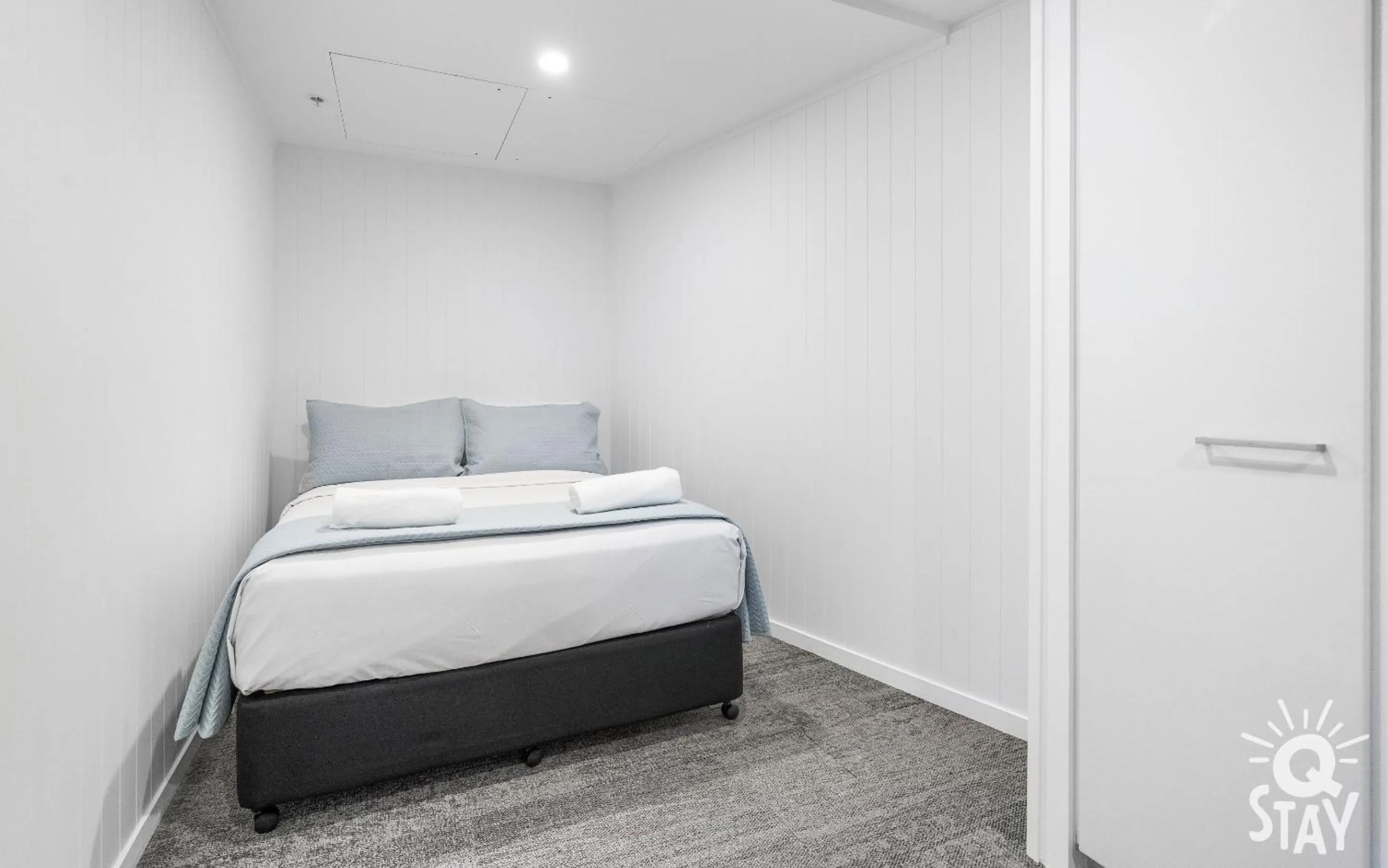 Bedroom, Bed in Circle on Cavill - QStay