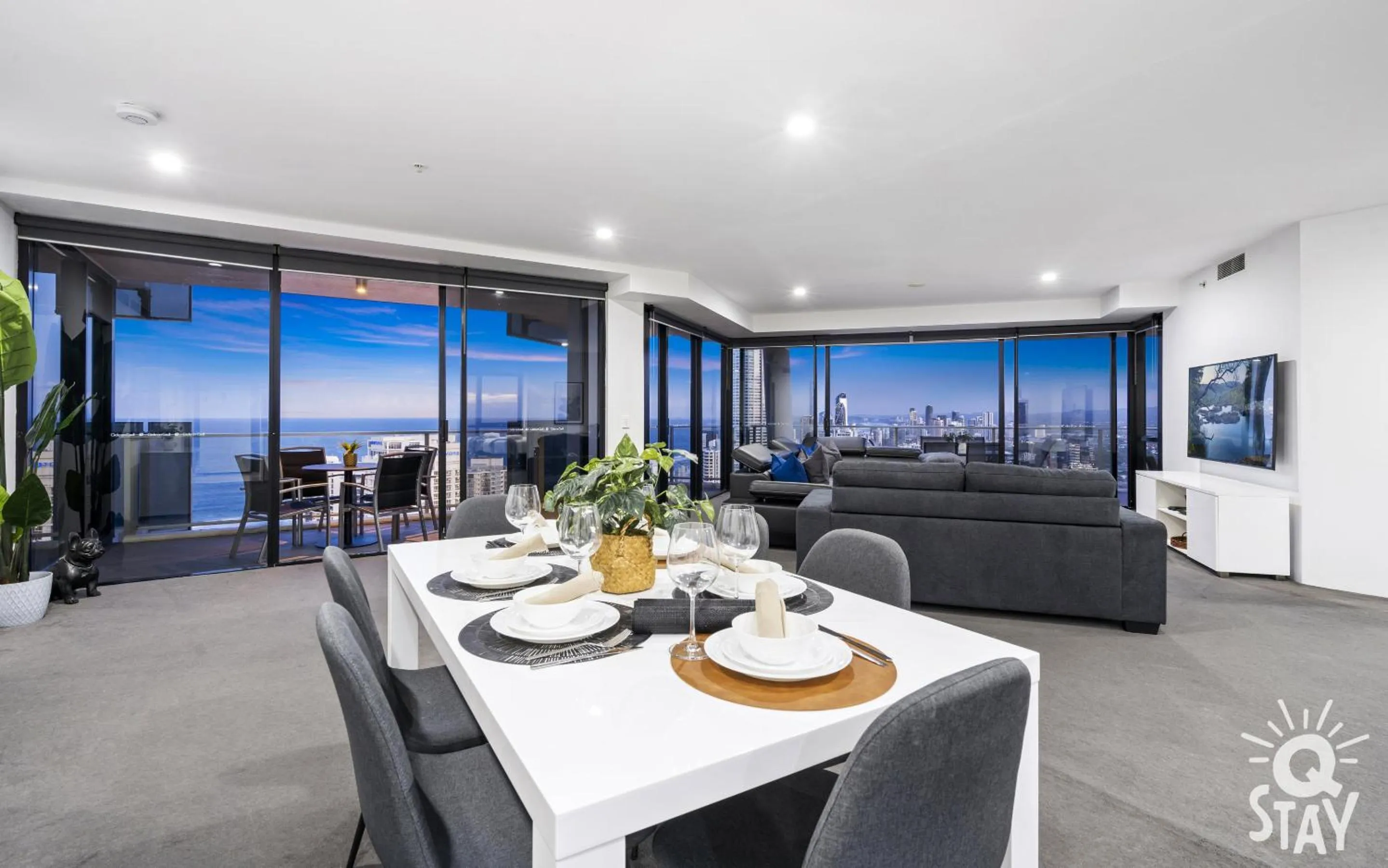 Dining area in Circle on Cavill - QStay