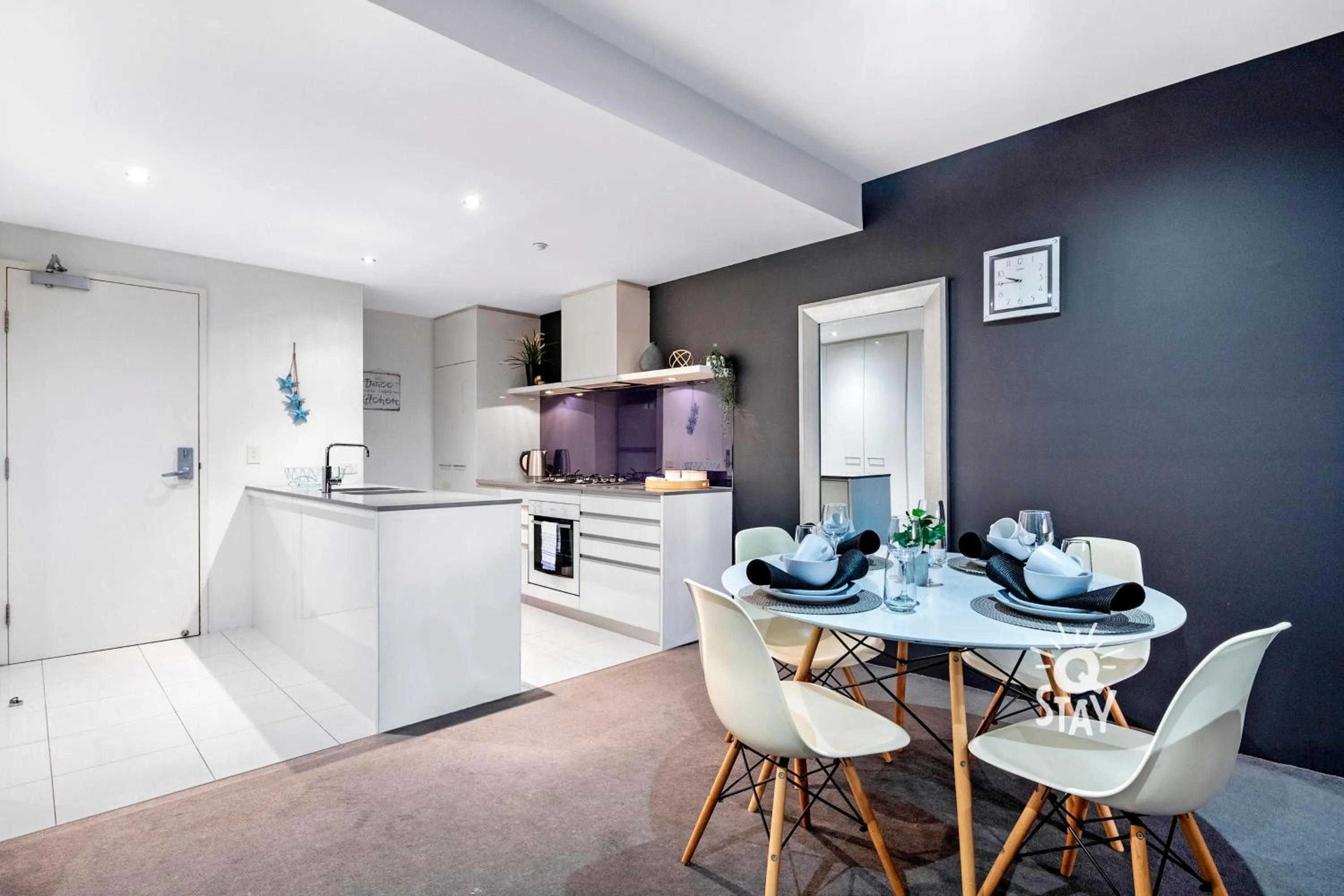 Dining area in Circle on Cavill - QStay