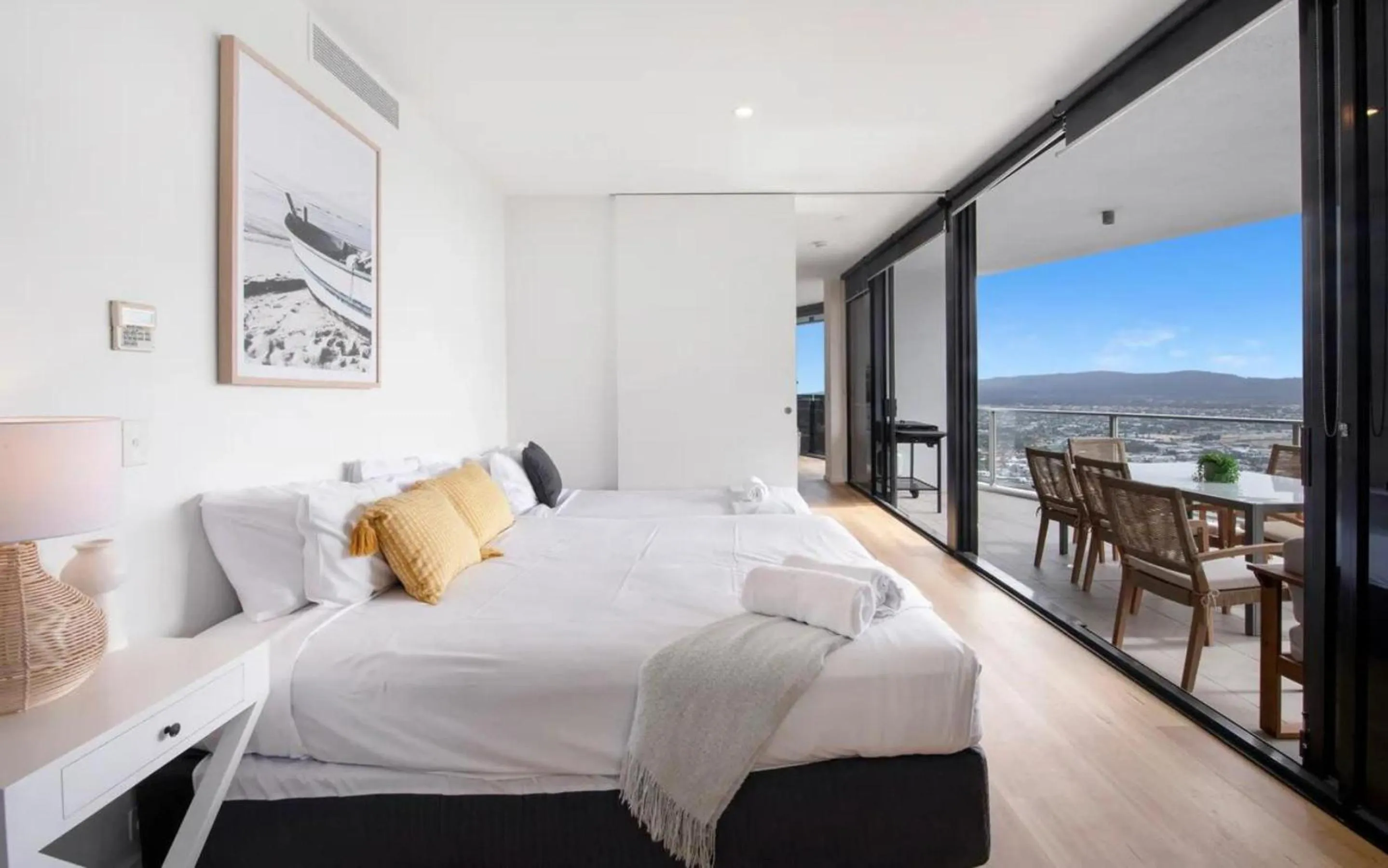 Bedroom, Bed in Circle on Cavill - QStay