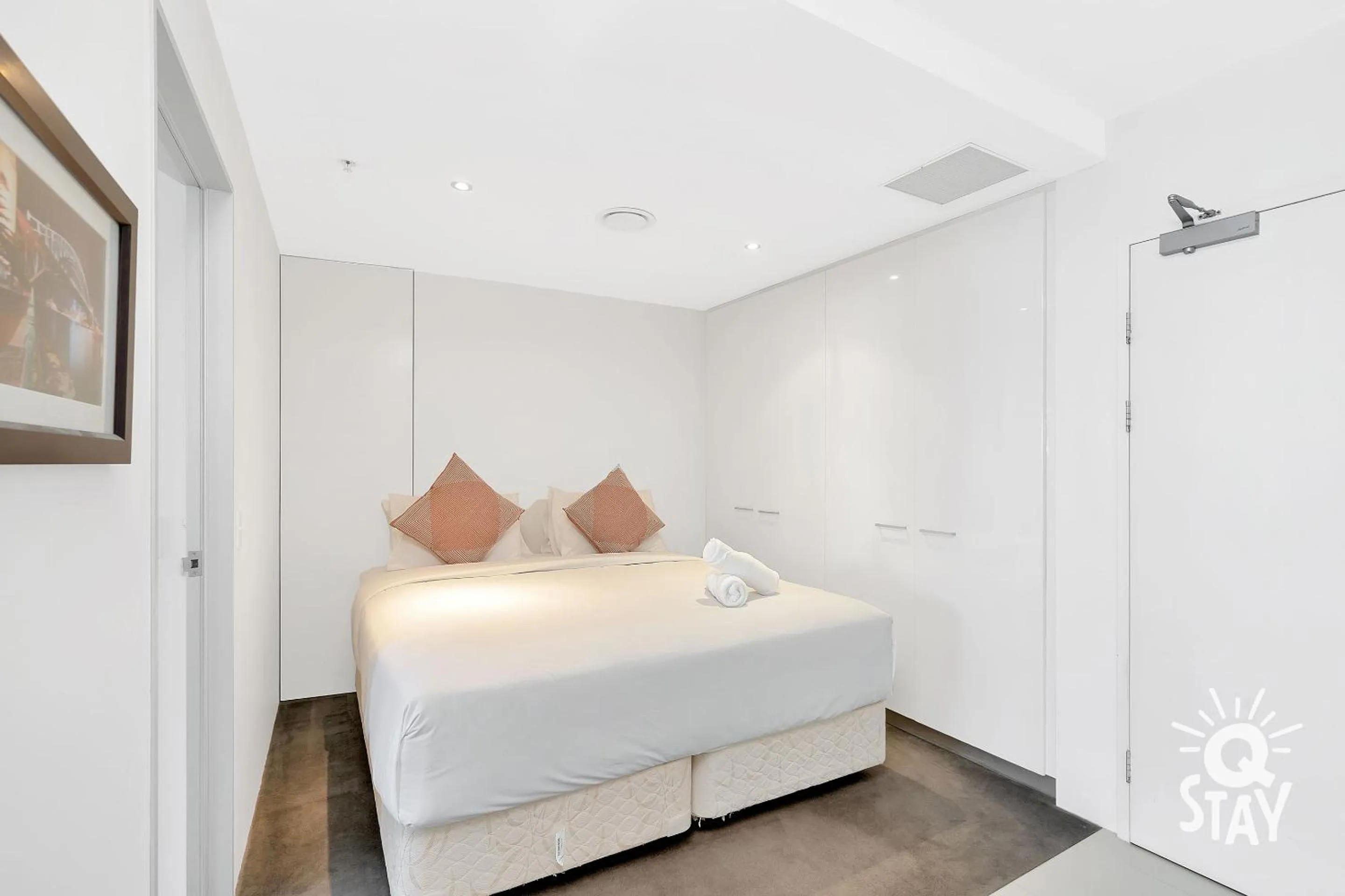 Bed in Circle on Cavill - QStay