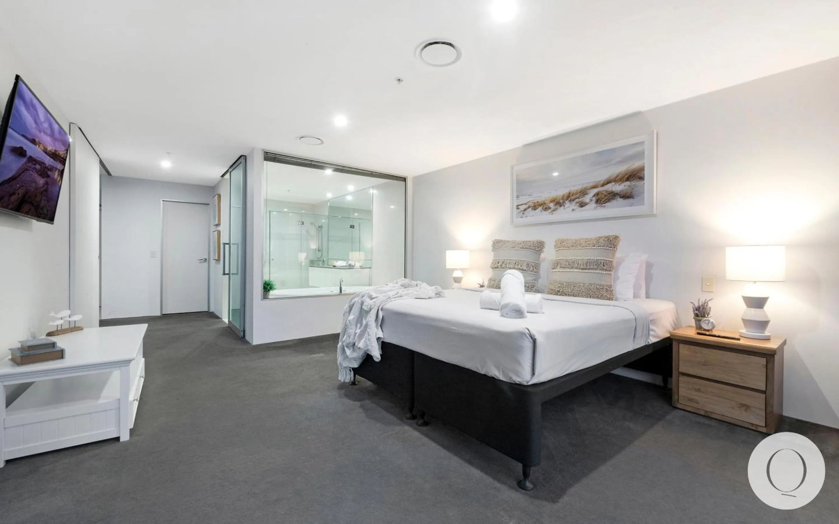 Bedroom, Bed in Circle on Cavill - QStay