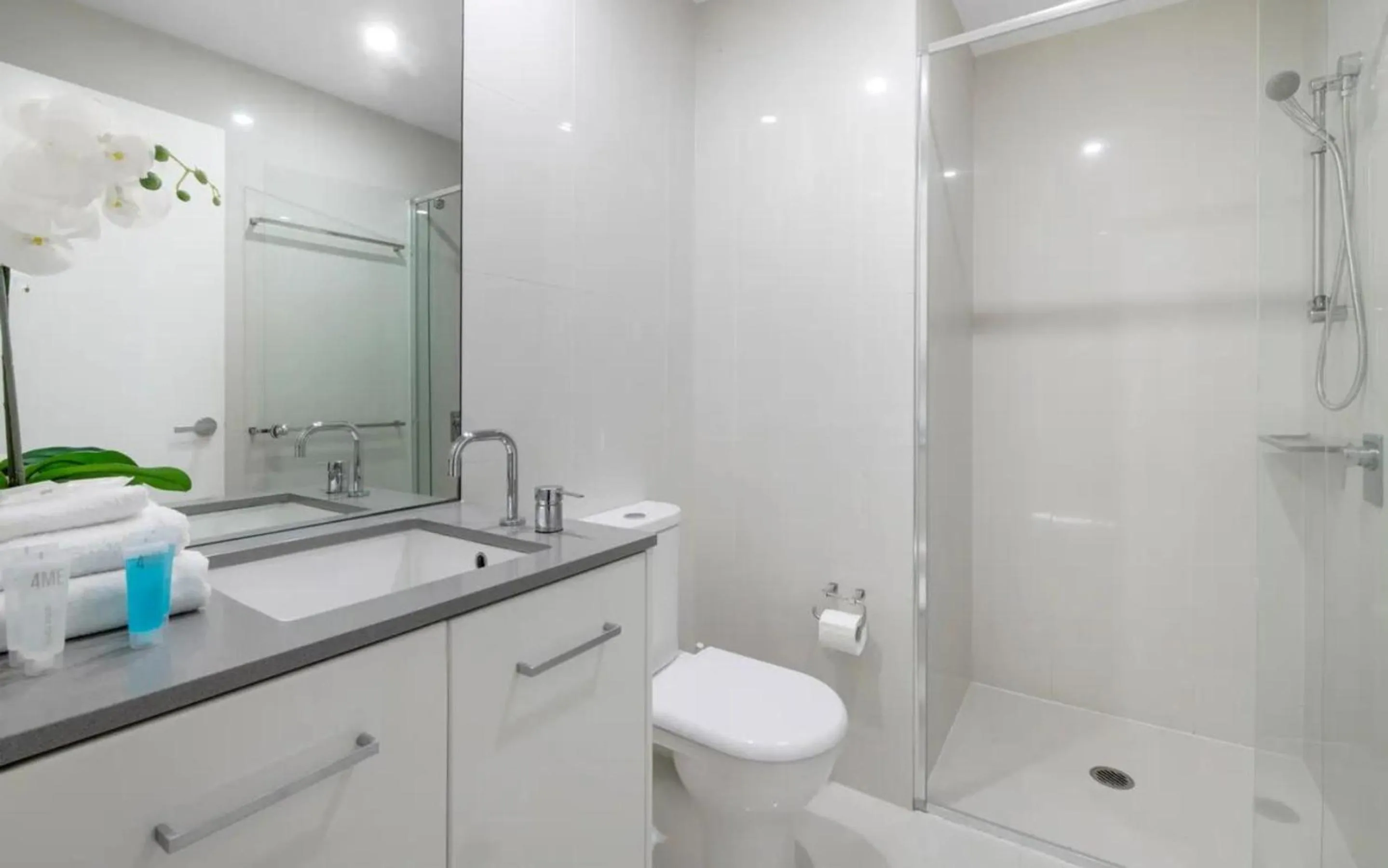 Bathroom in Circle on Cavill - QStay