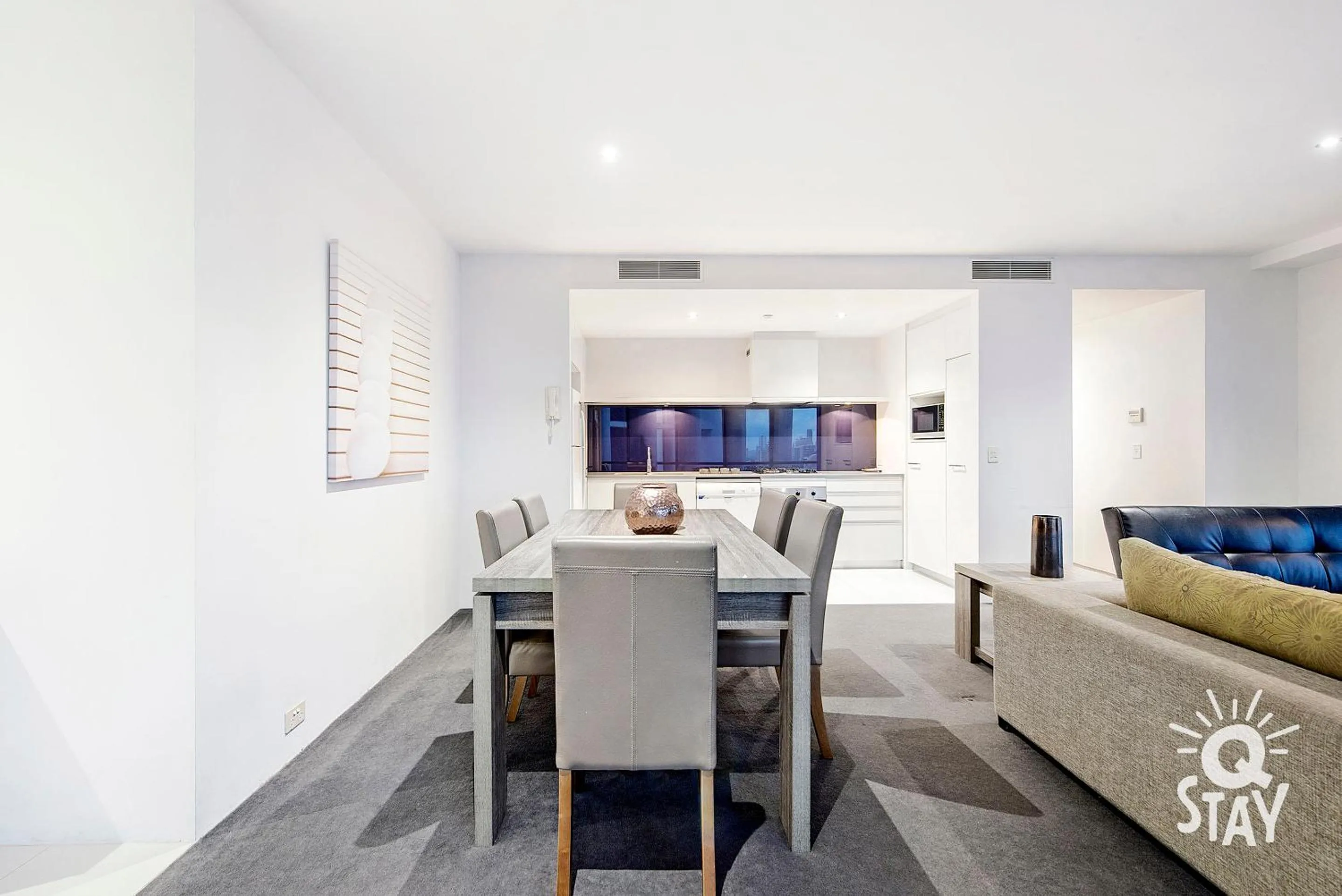 Dining area in Circle on Cavill - QStay