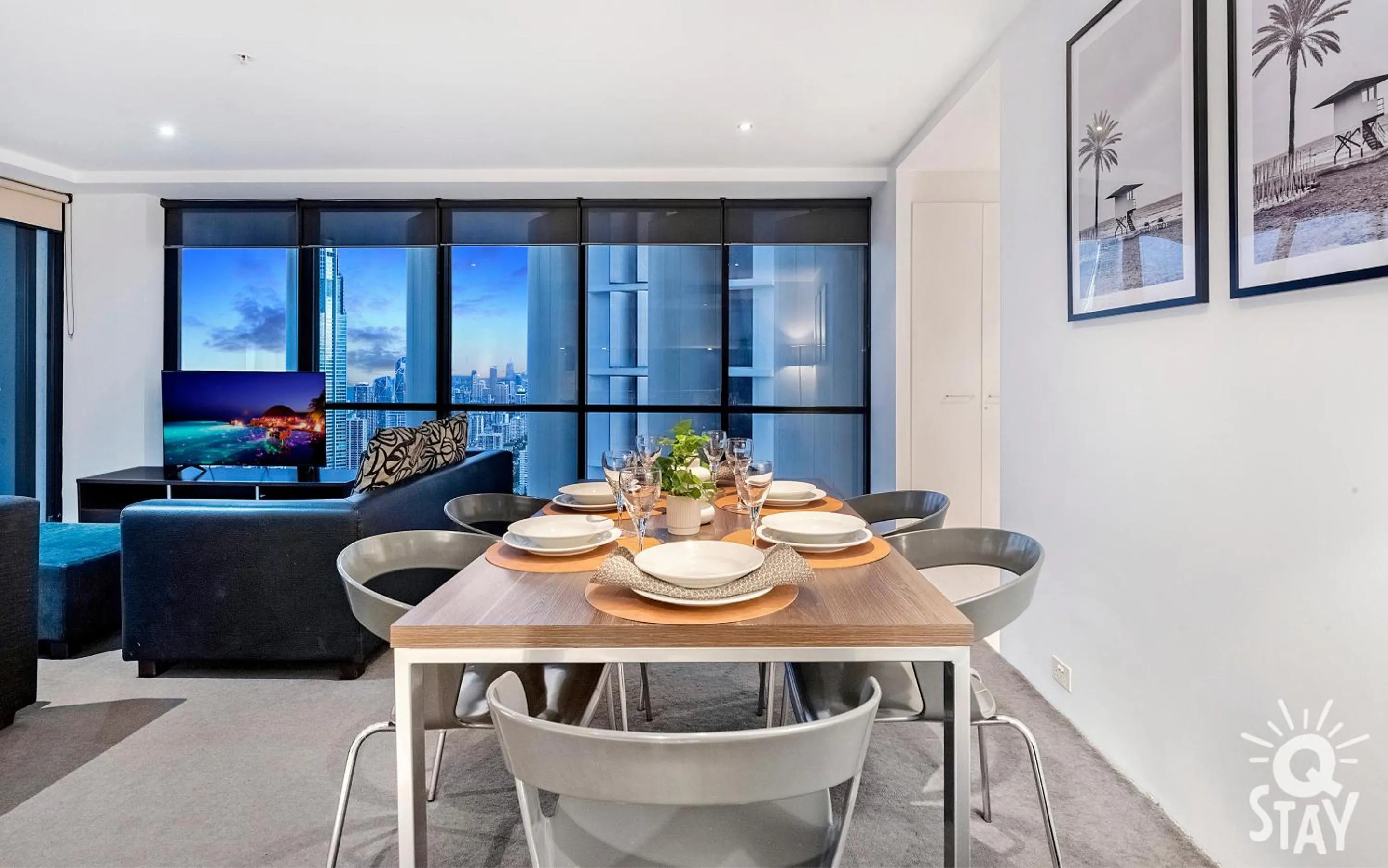 Dining area in Circle on Cavill - QStay