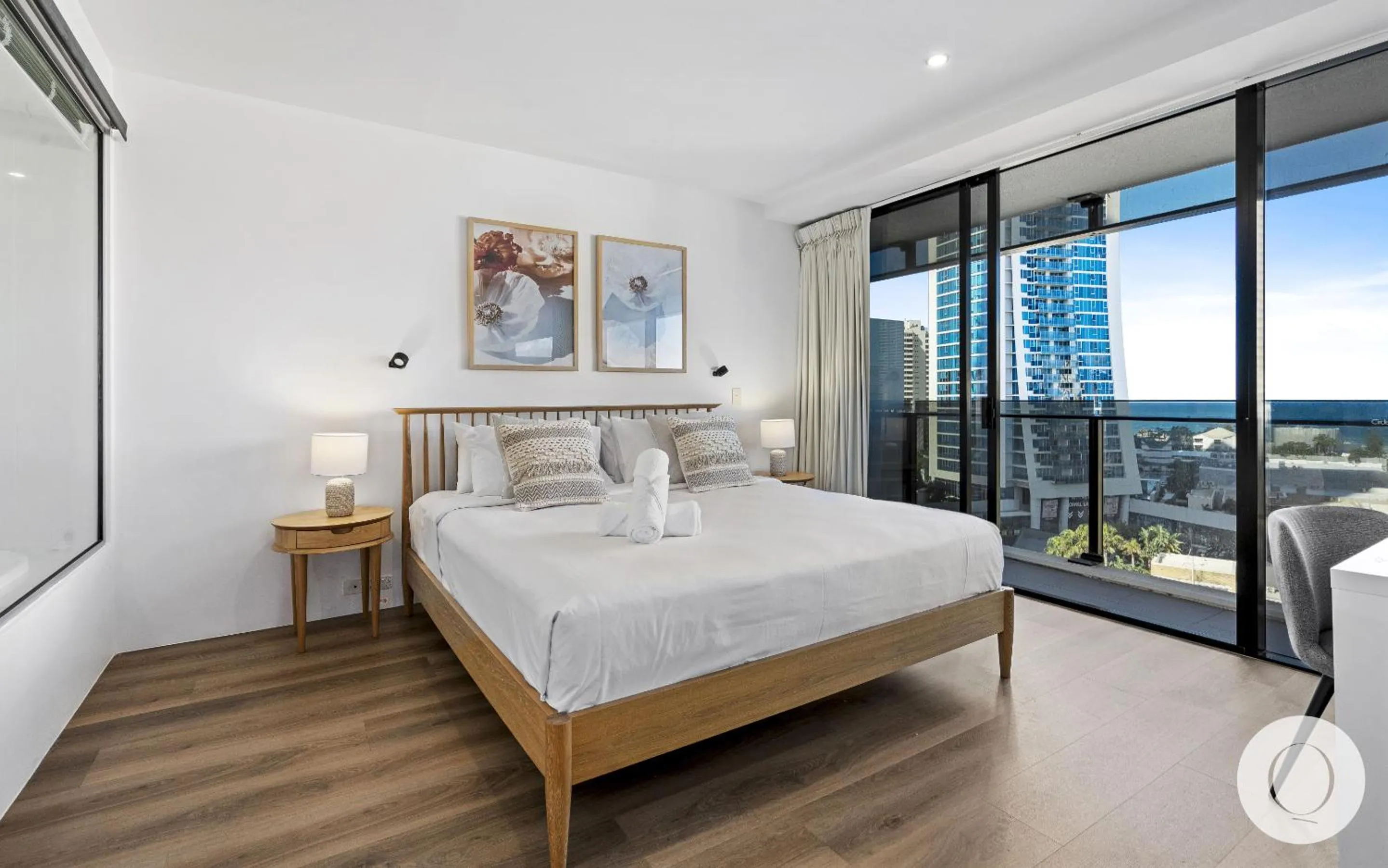 Bedroom, Bed in Circle on Cavill - QStay