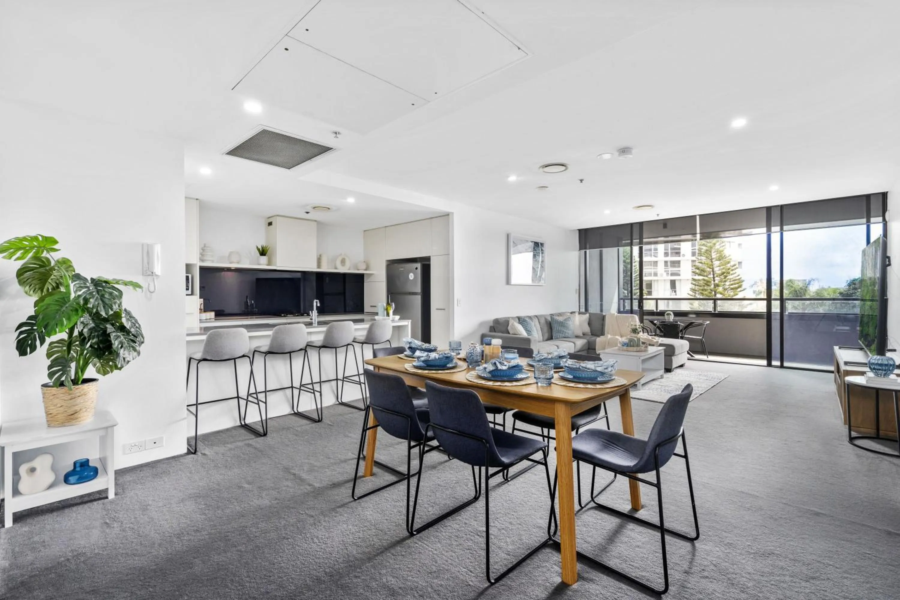 Dining area in Circle on Cavill - QStay