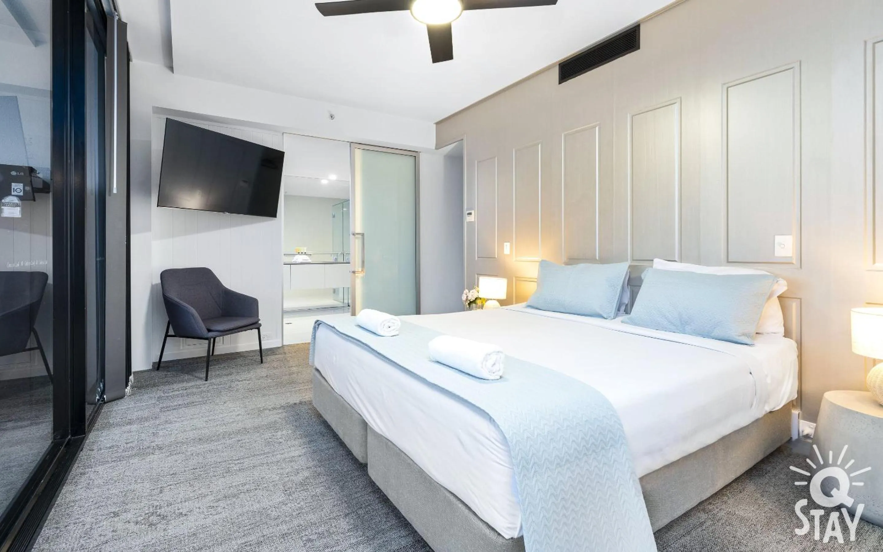 Bedroom, Bed in Circle on Cavill - QStay