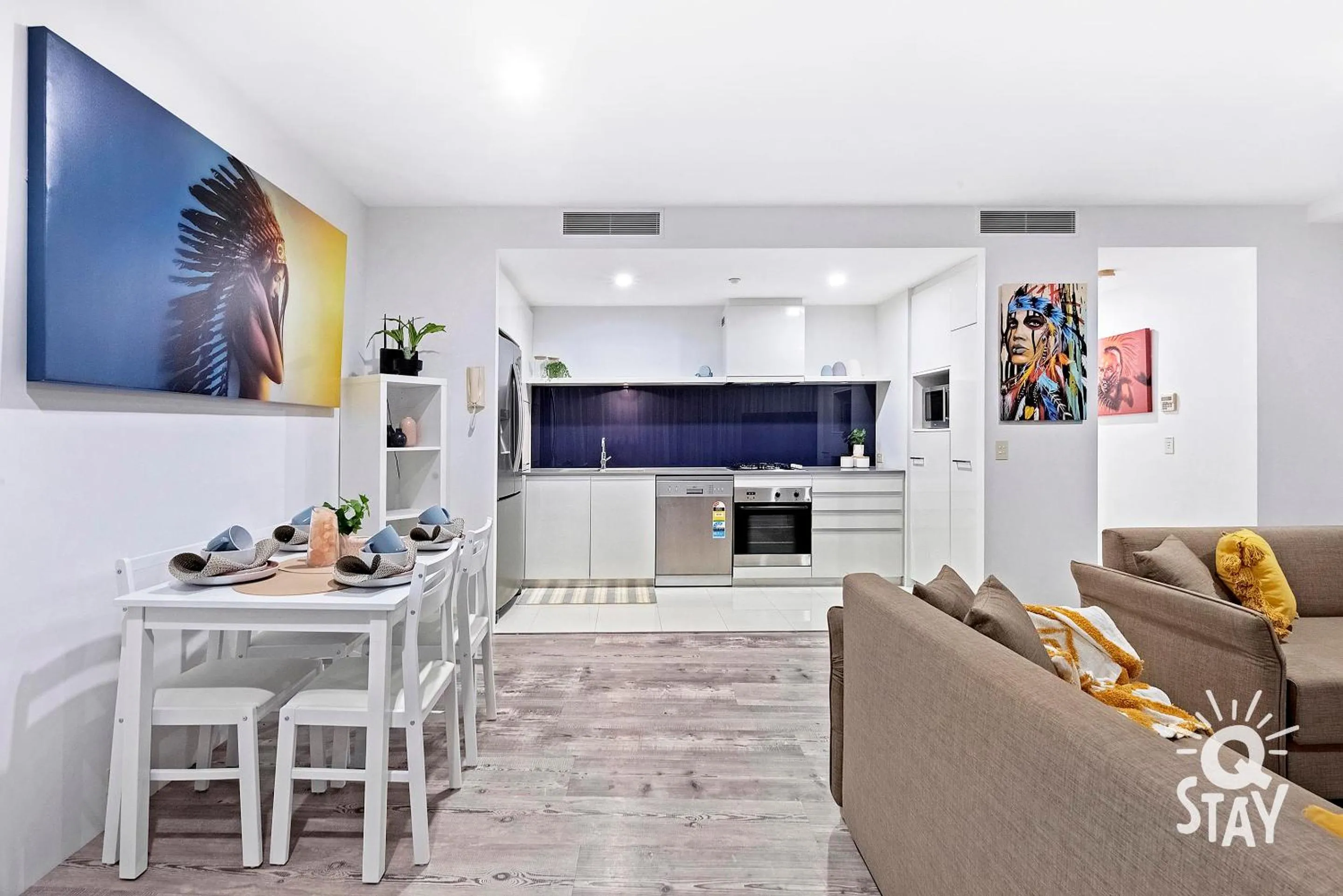 Dining area in Circle on Cavill - QStay