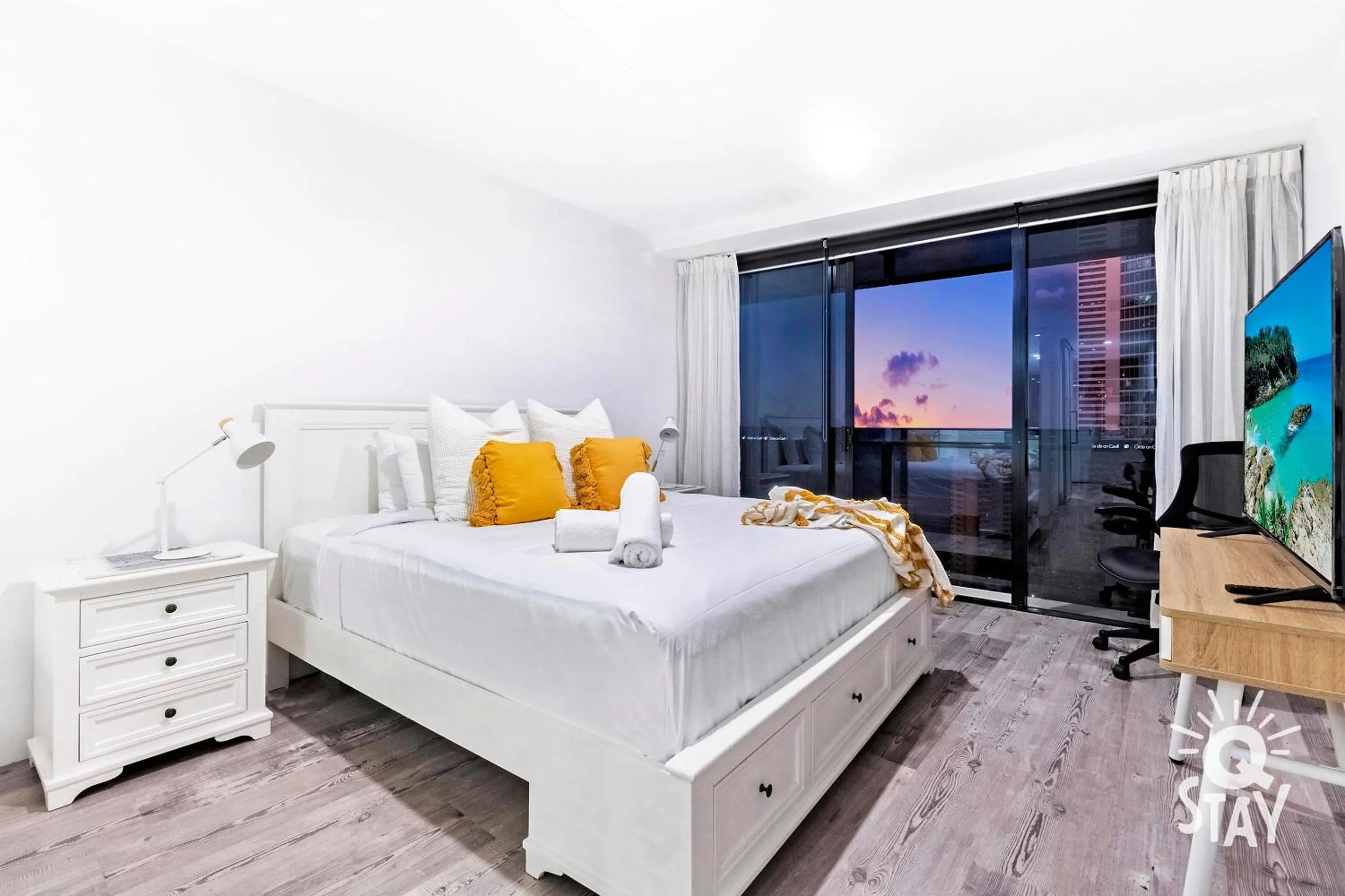 Bedroom, Bed in Circle on Cavill - QStay