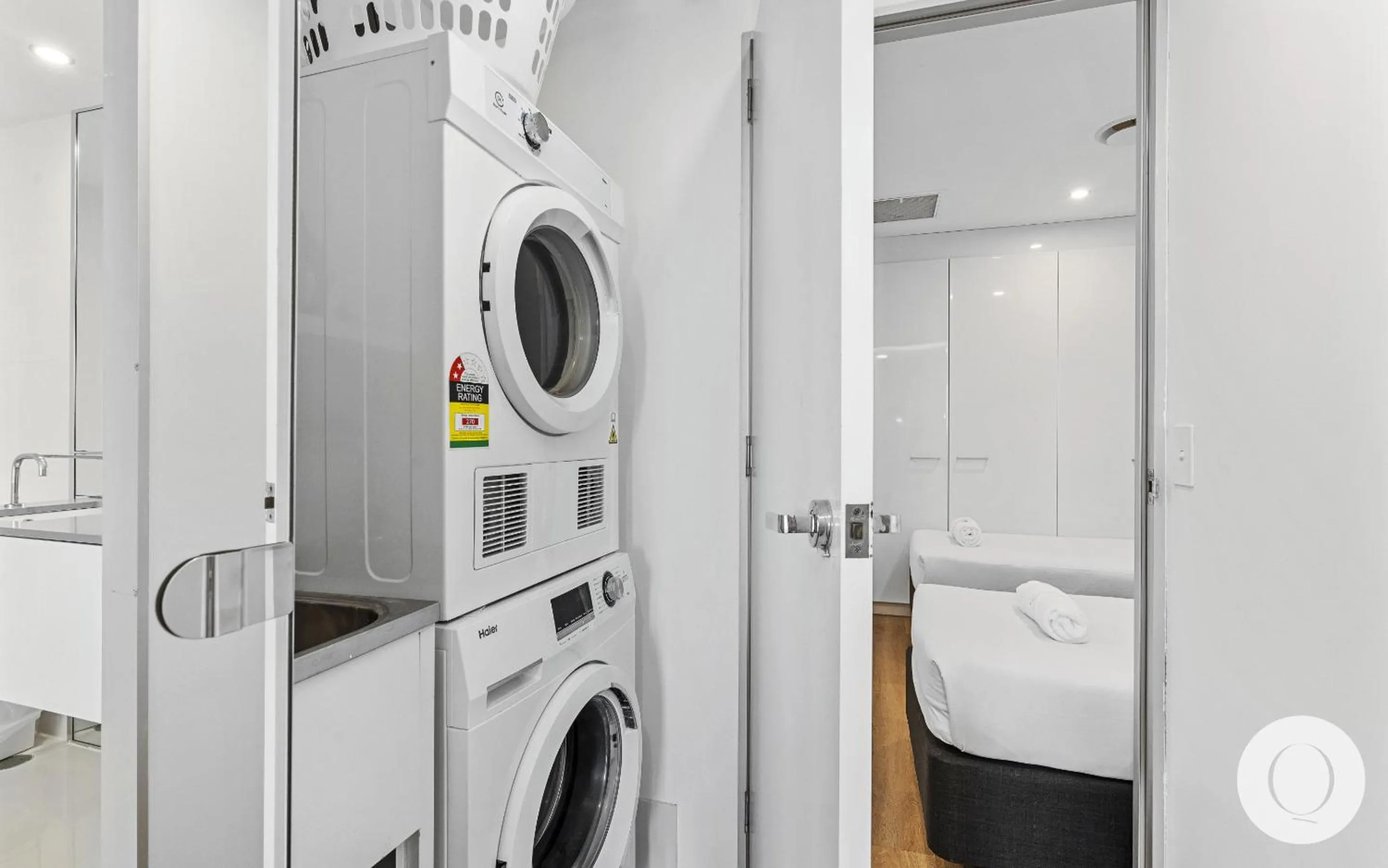 washing machine in Circle on Cavill - QStay