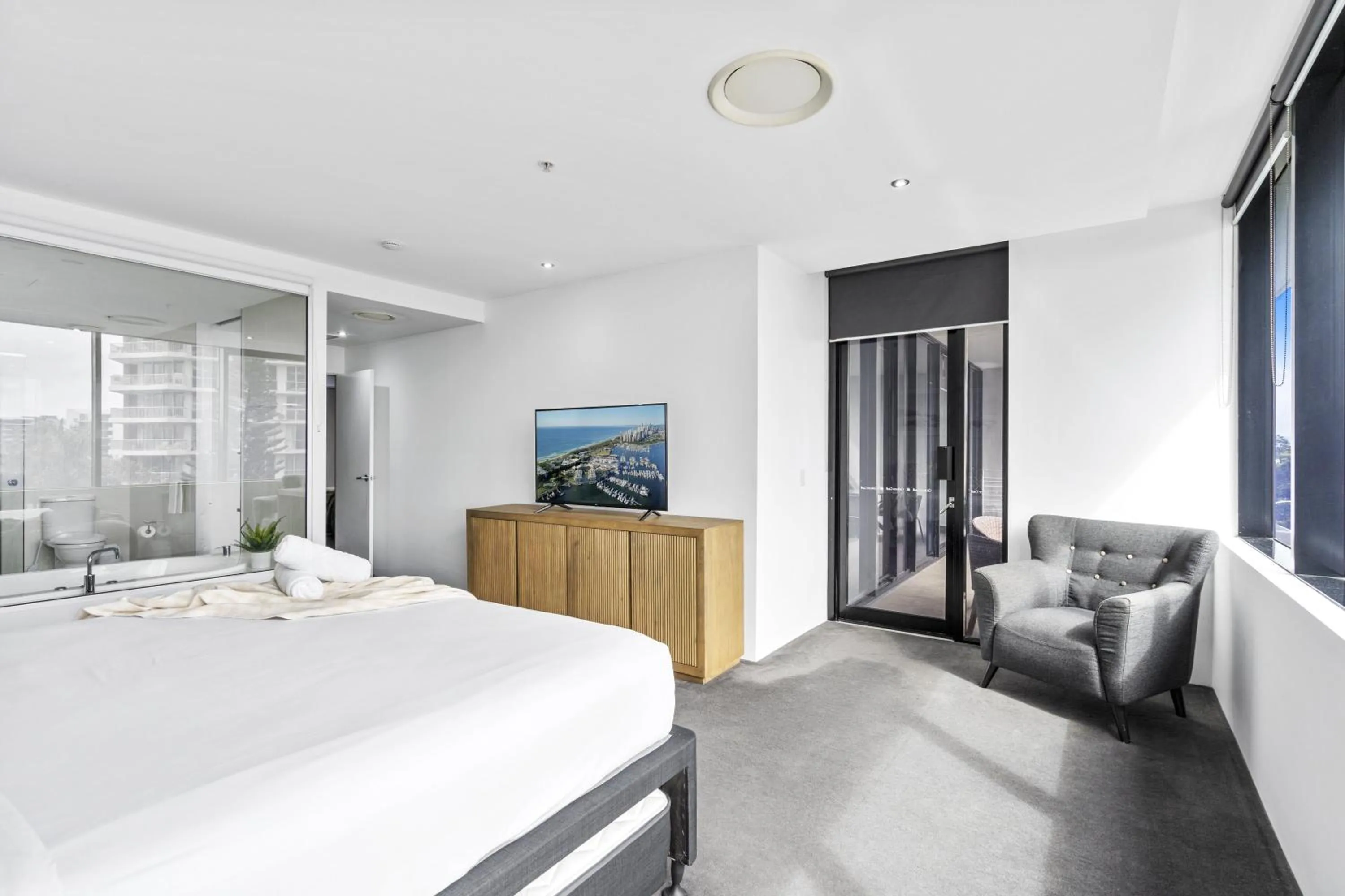 Bedroom, Bed in Circle on Cavill - QStay