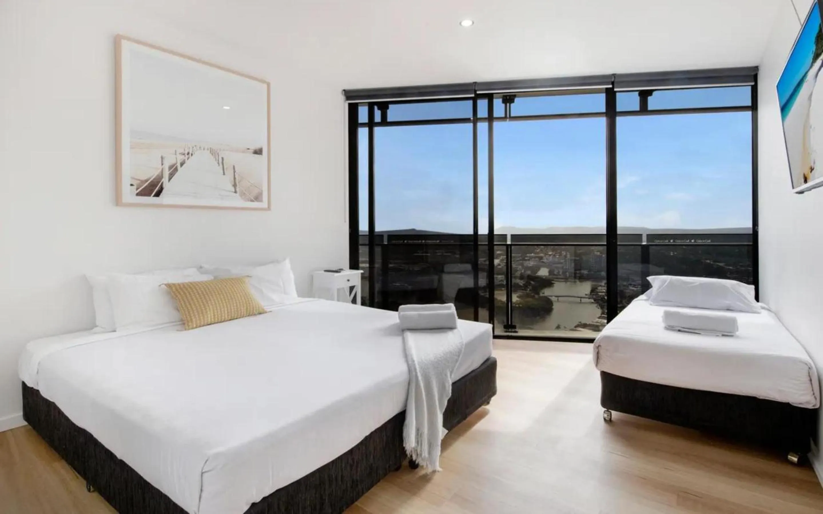 Bedroom, Bed in Circle on Cavill - QStay