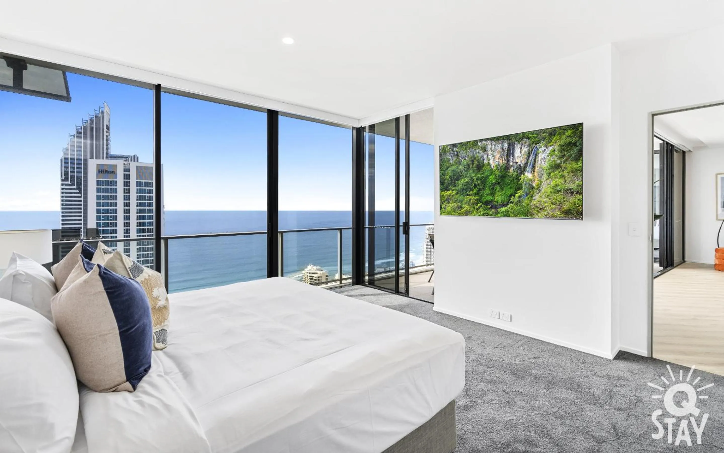 Bedroom, Bed in Circle on Cavill - QStay