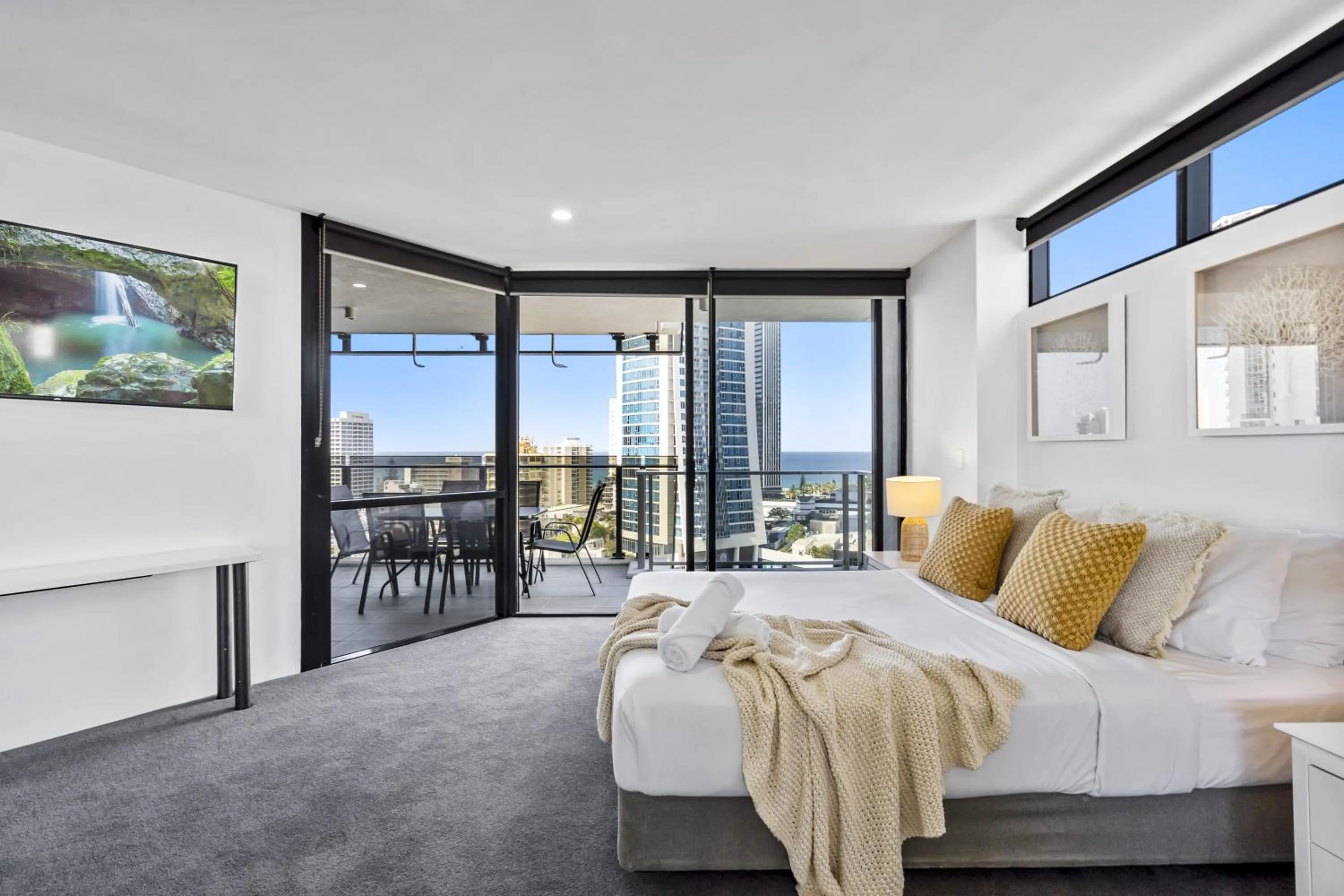 Bedroom, Bed in Circle on Cavill - QStay