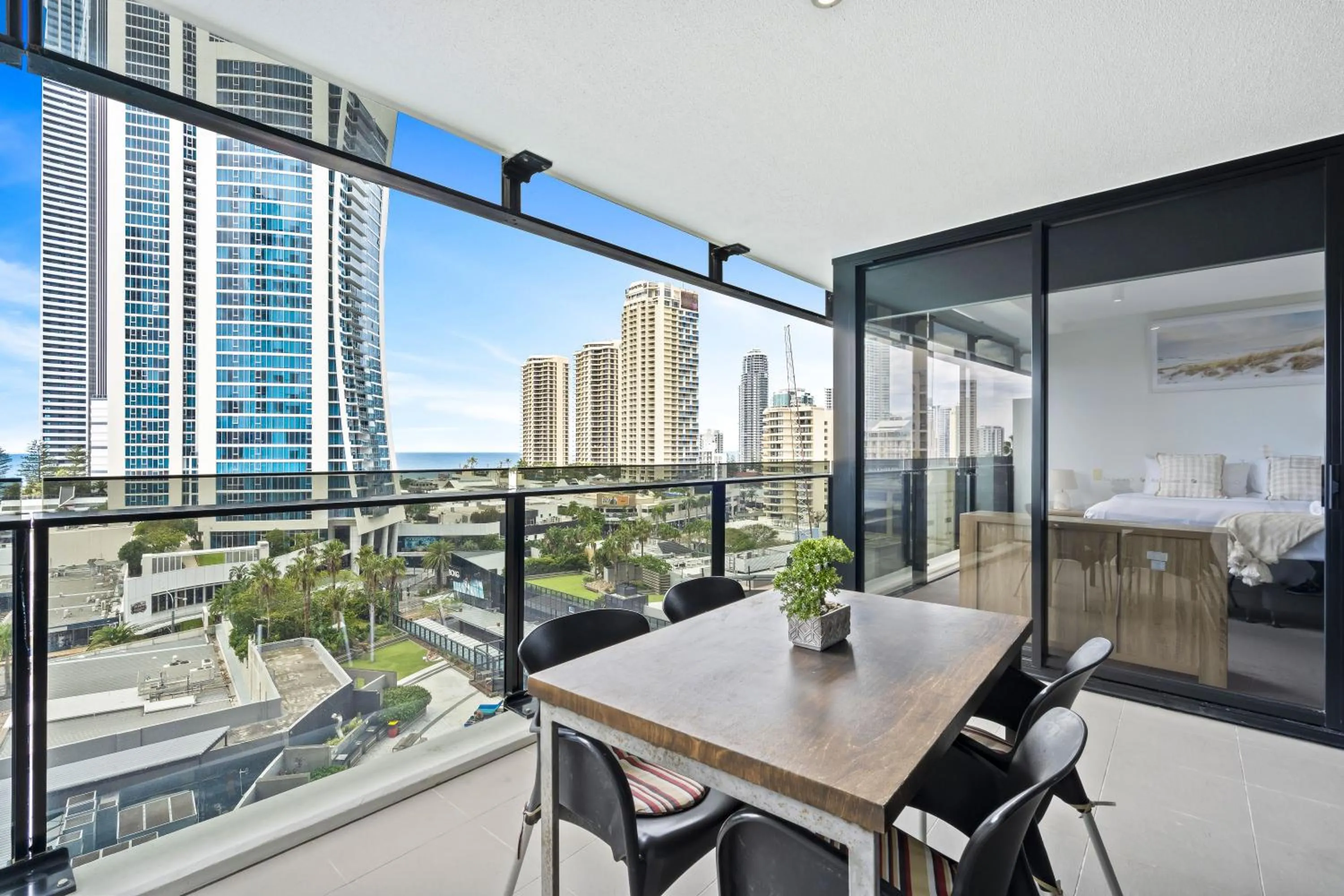 Balcony/Terrace, Bed in Circle on Cavill - QStay