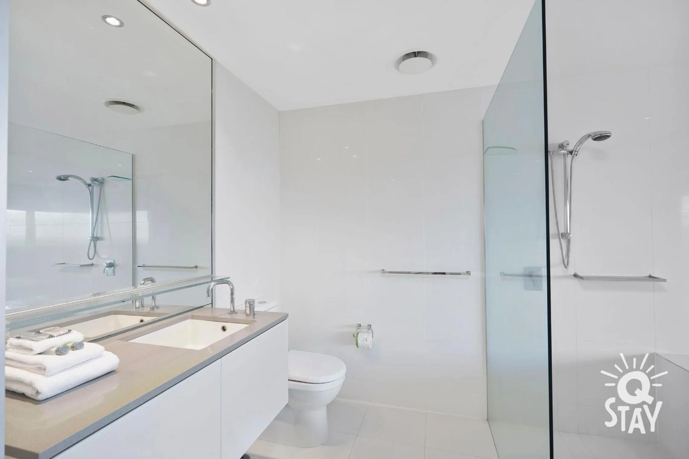 Toilet in Circle on Cavill - QStay