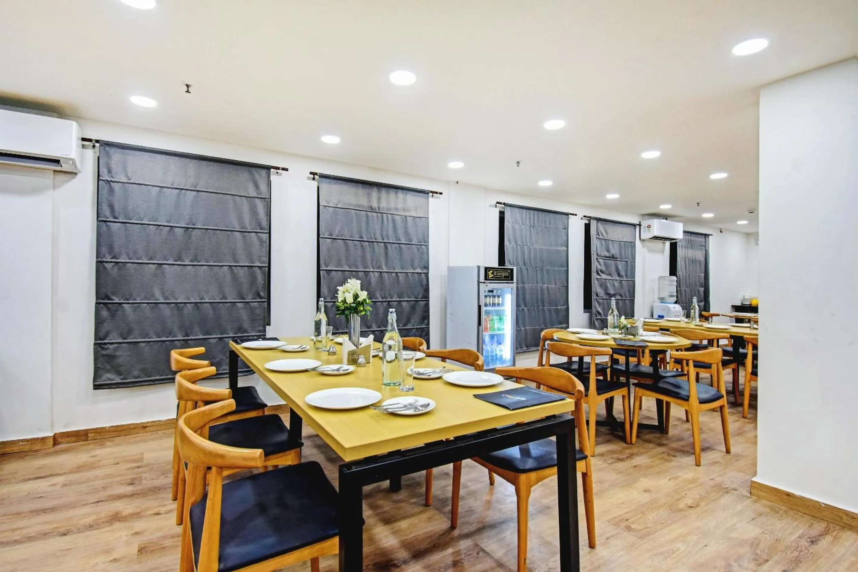 Restaurant/places to eat in Super Townhouse The Royal Retreat