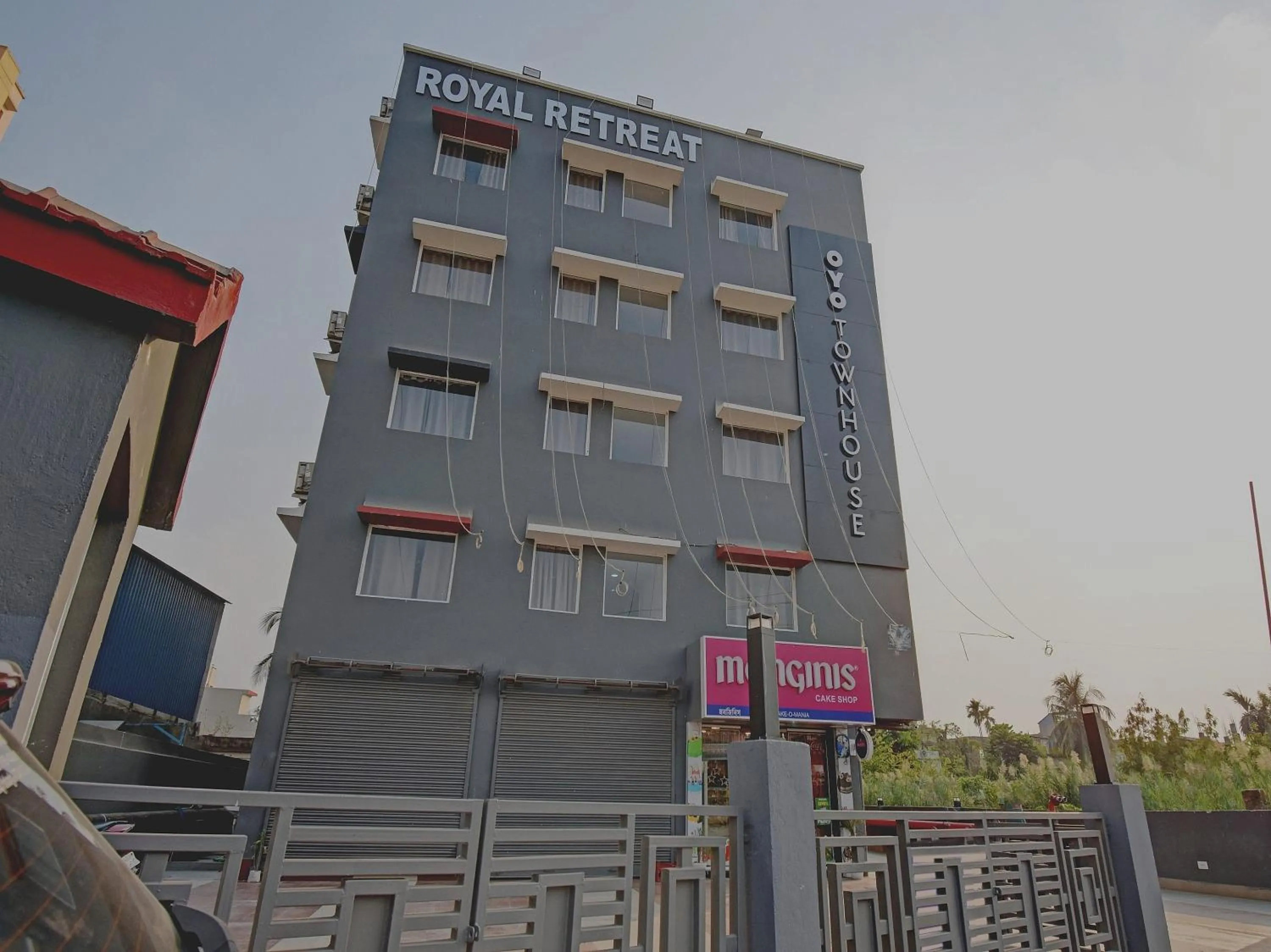 Facade/entrance in Super Townhouse The Royal Retreat