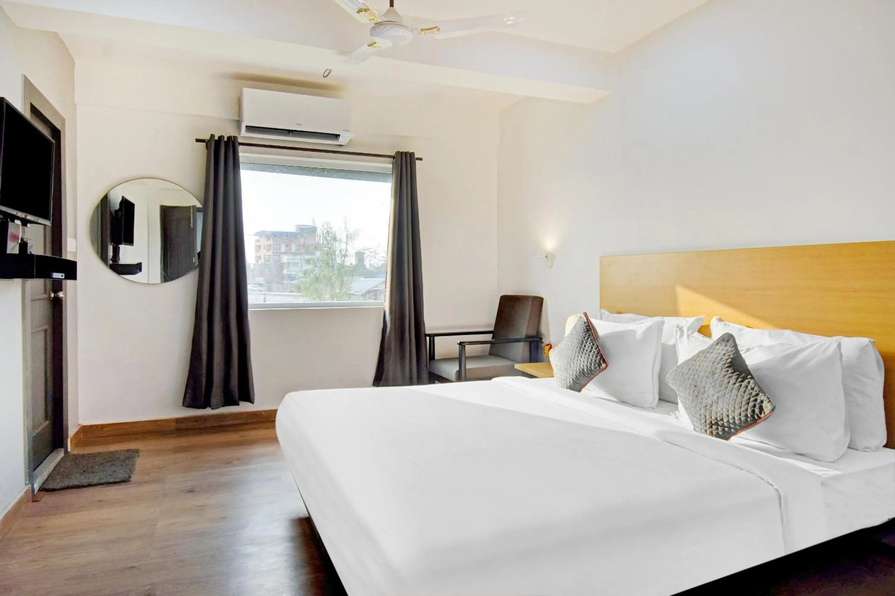 Bedroom, Bed in Super Townhouse The Royal Retreat