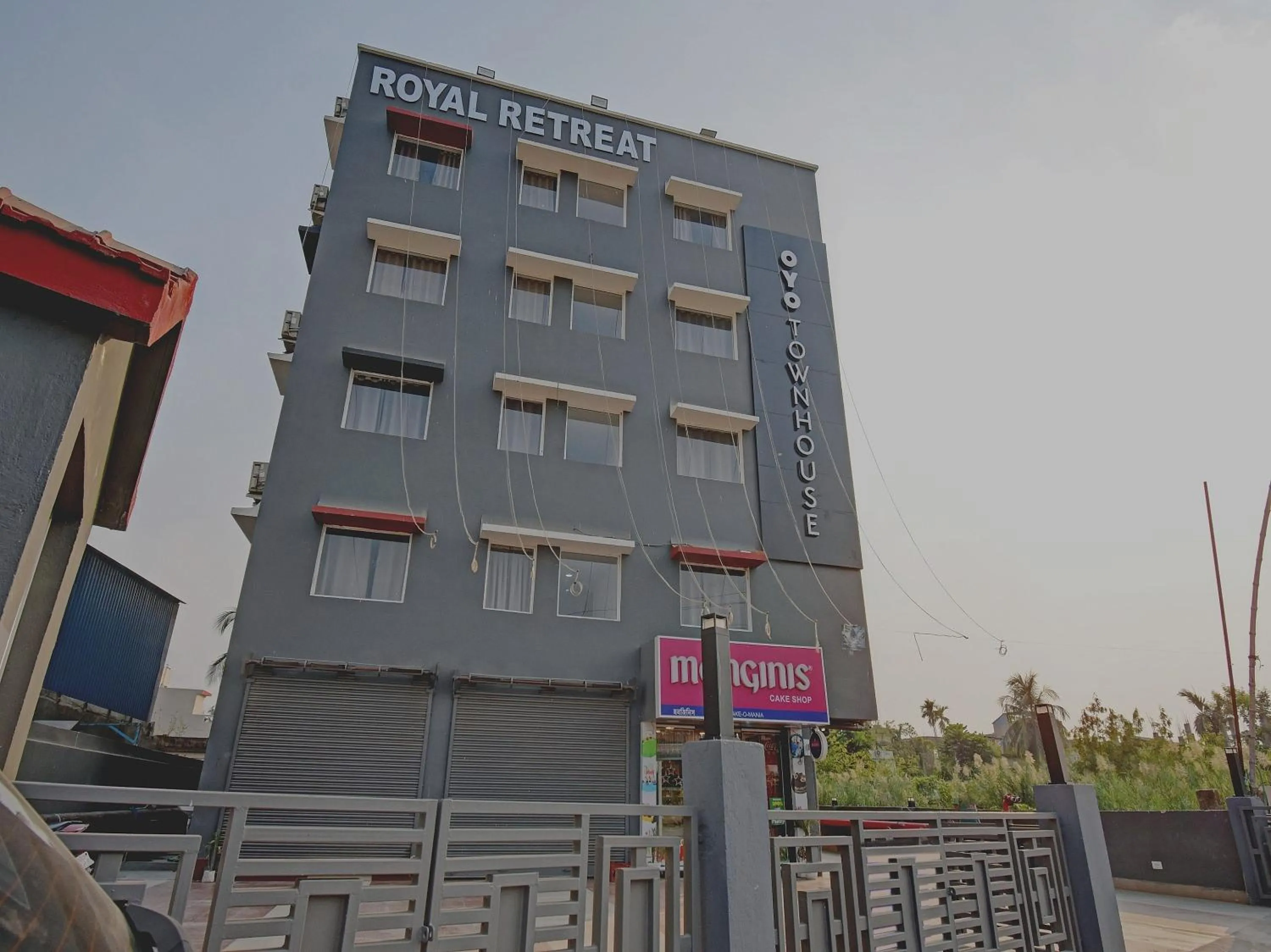 Facade/entrance in Super Townhouse The Royal Retreat