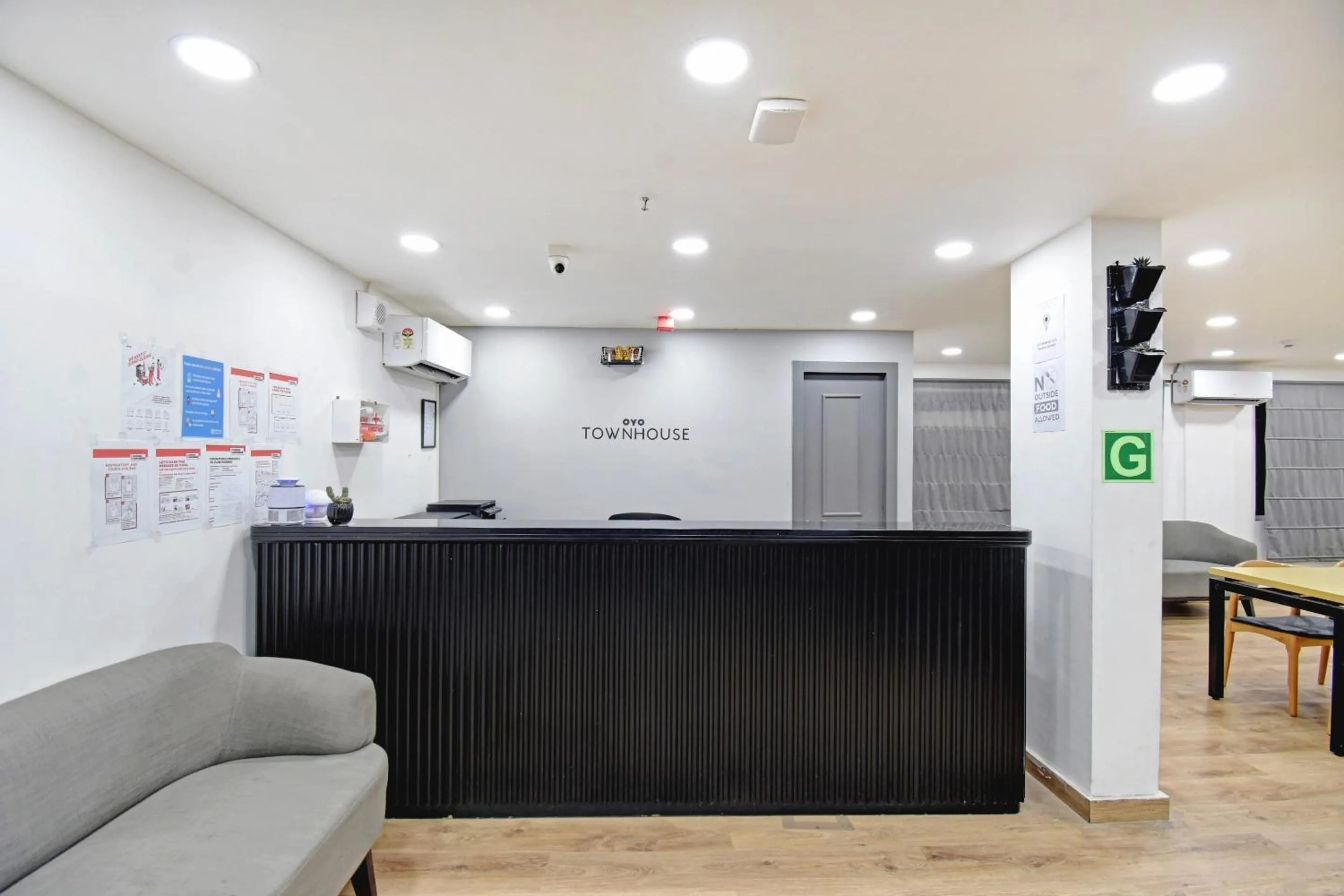 Lobby or reception in Super Townhouse The Royal Retreat