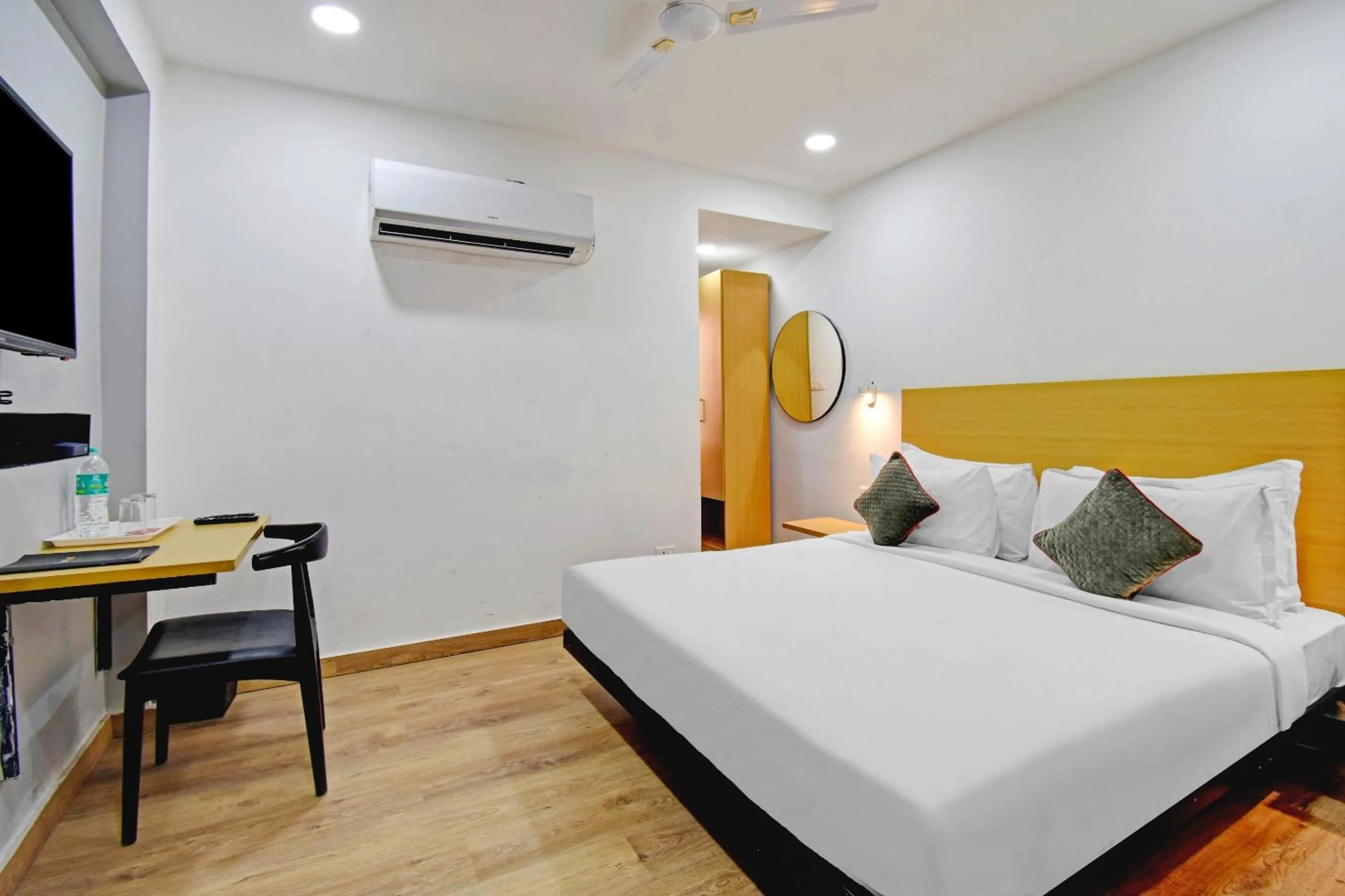 Bedroom, Bed in Super Townhouse The Royal Retreat