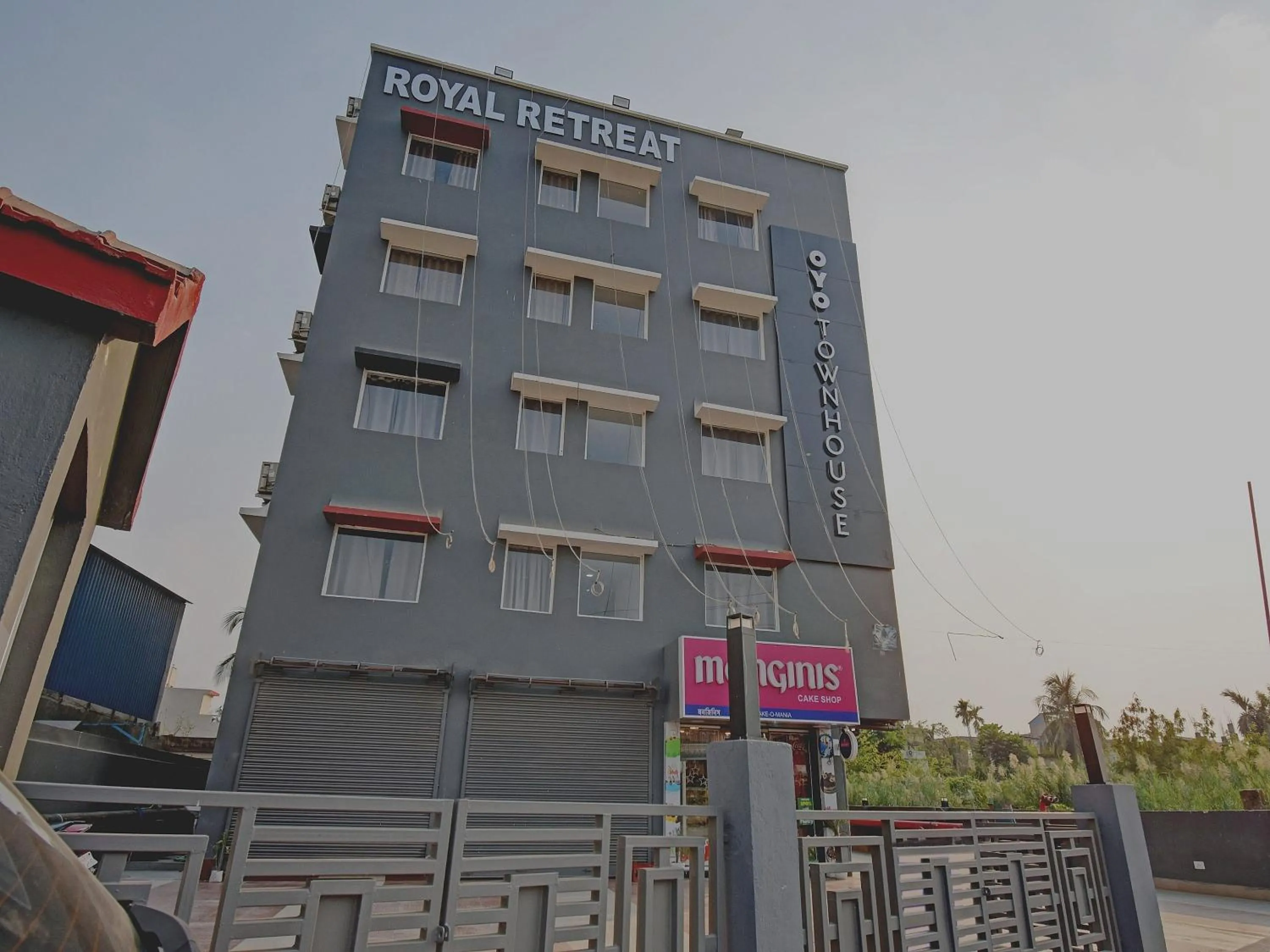 Facade/entrance in Super Townhouse The Royal Retreat