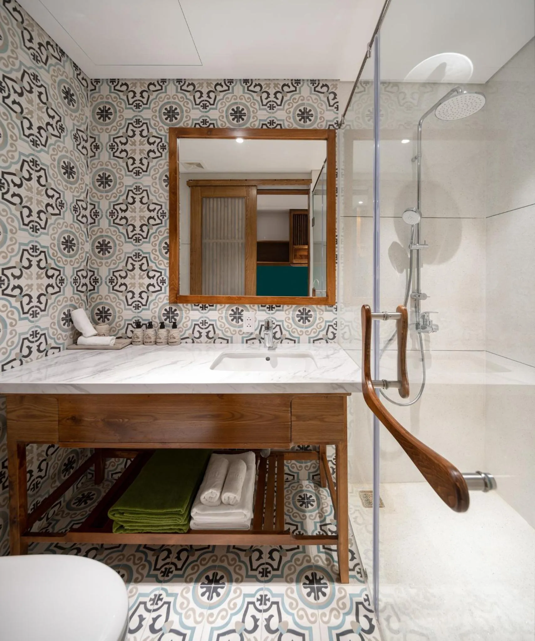 Shower in VernalHome Boutique Danang