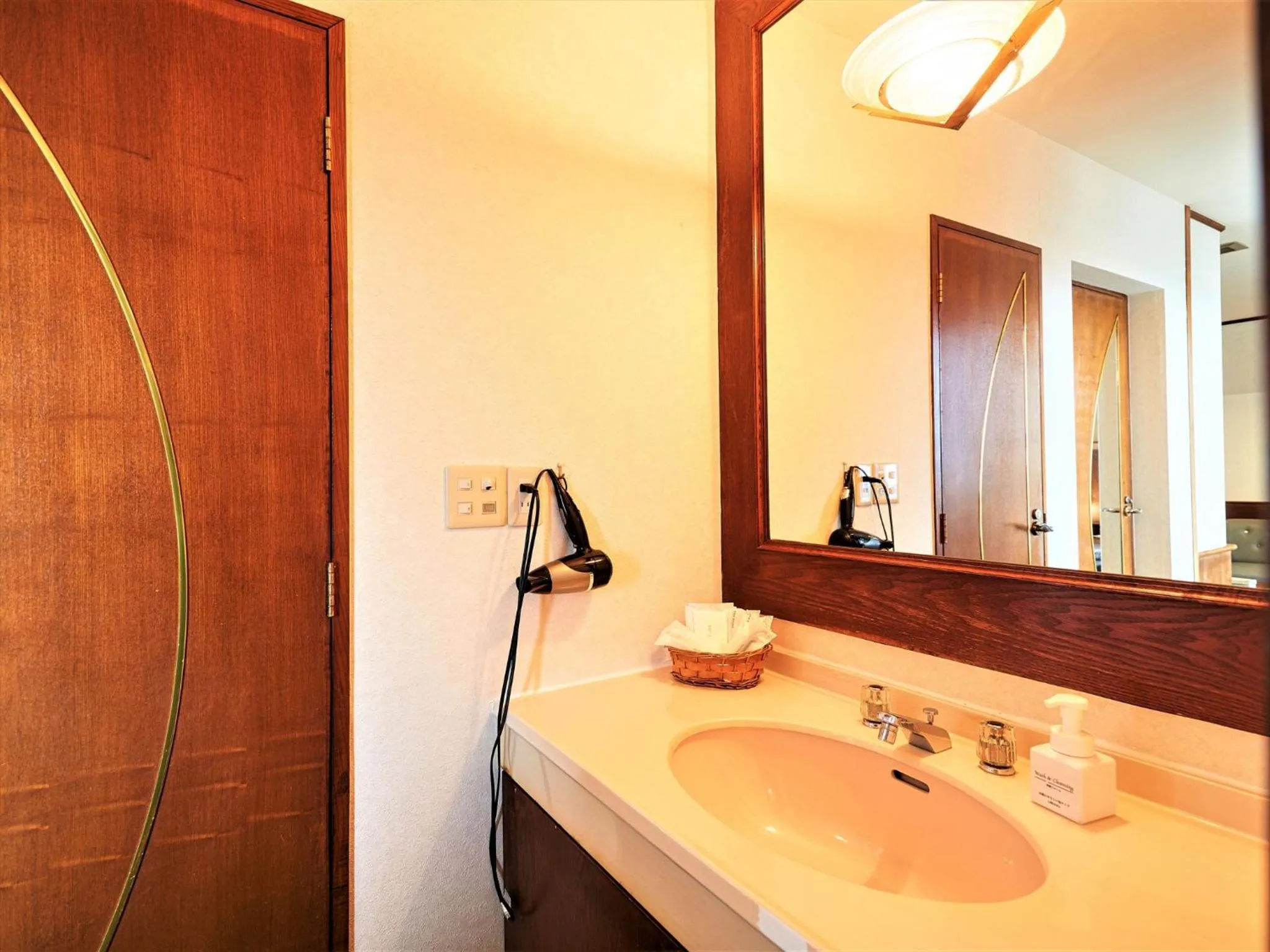 Photo of the whole room in Purari OKINAWA