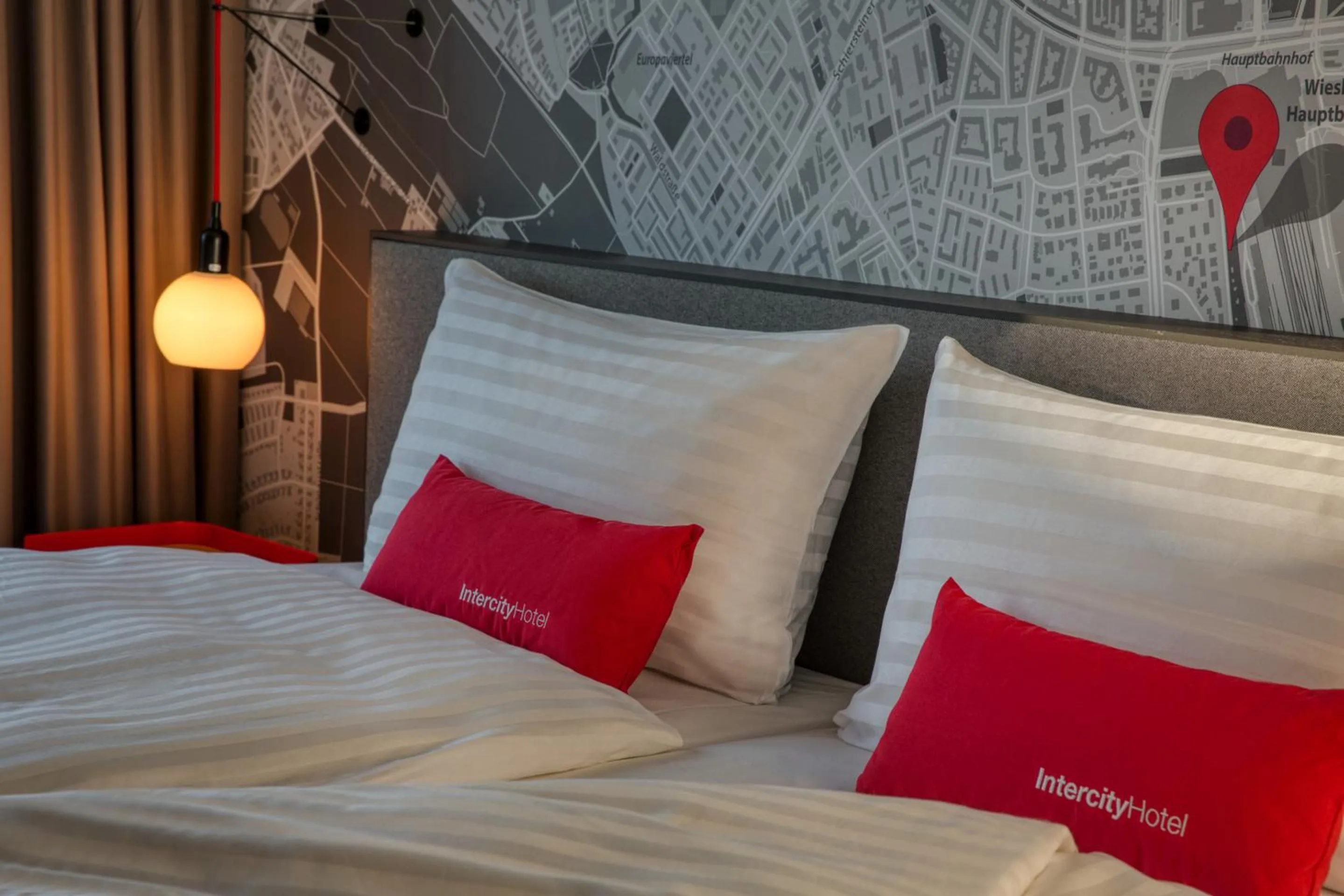 Bed in IntercityHotel Wiesbaden